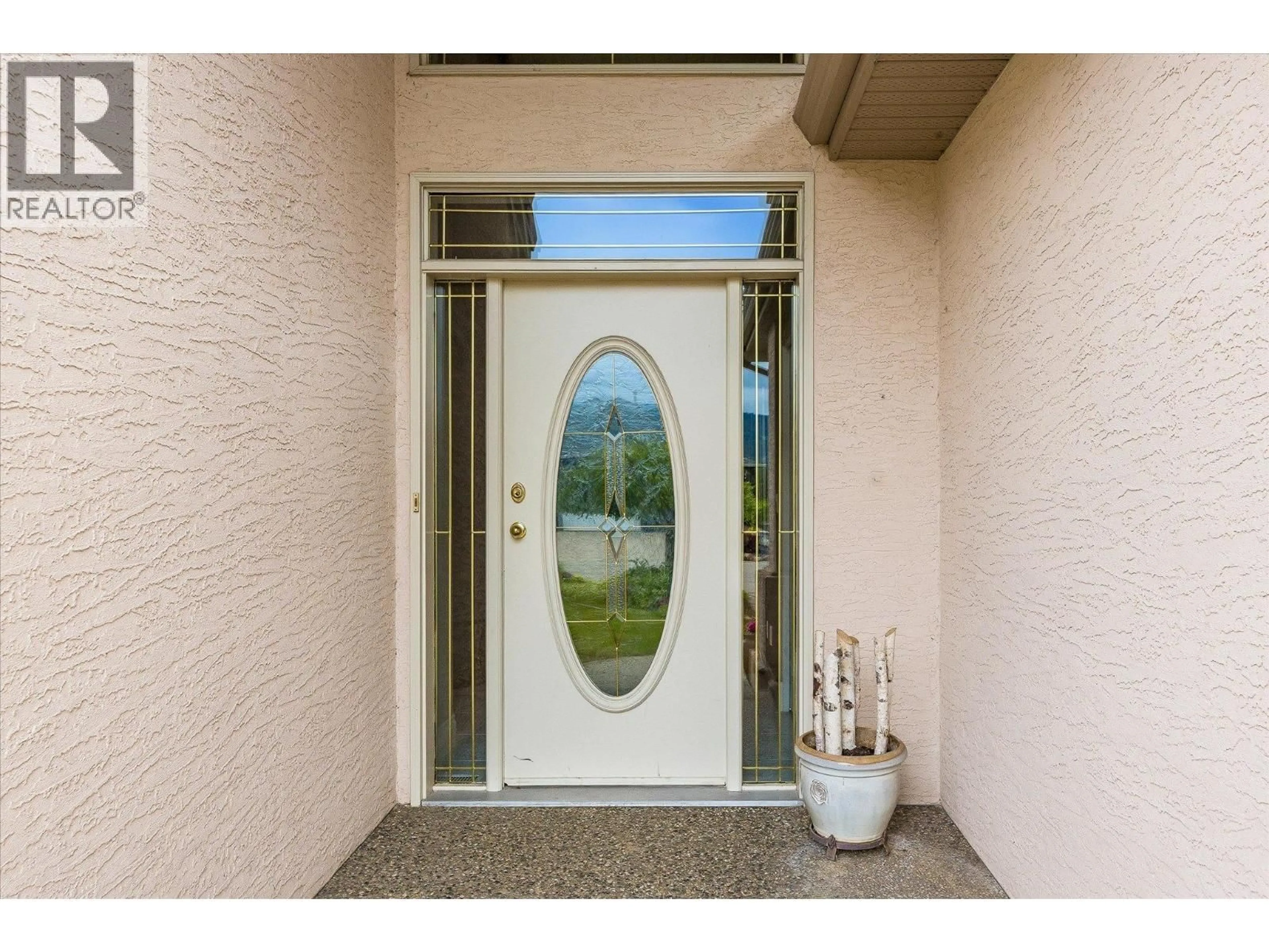 Indoor entryway for 3069 QUAIL CRESCENT, Kelowna British Columbia V1V2A1