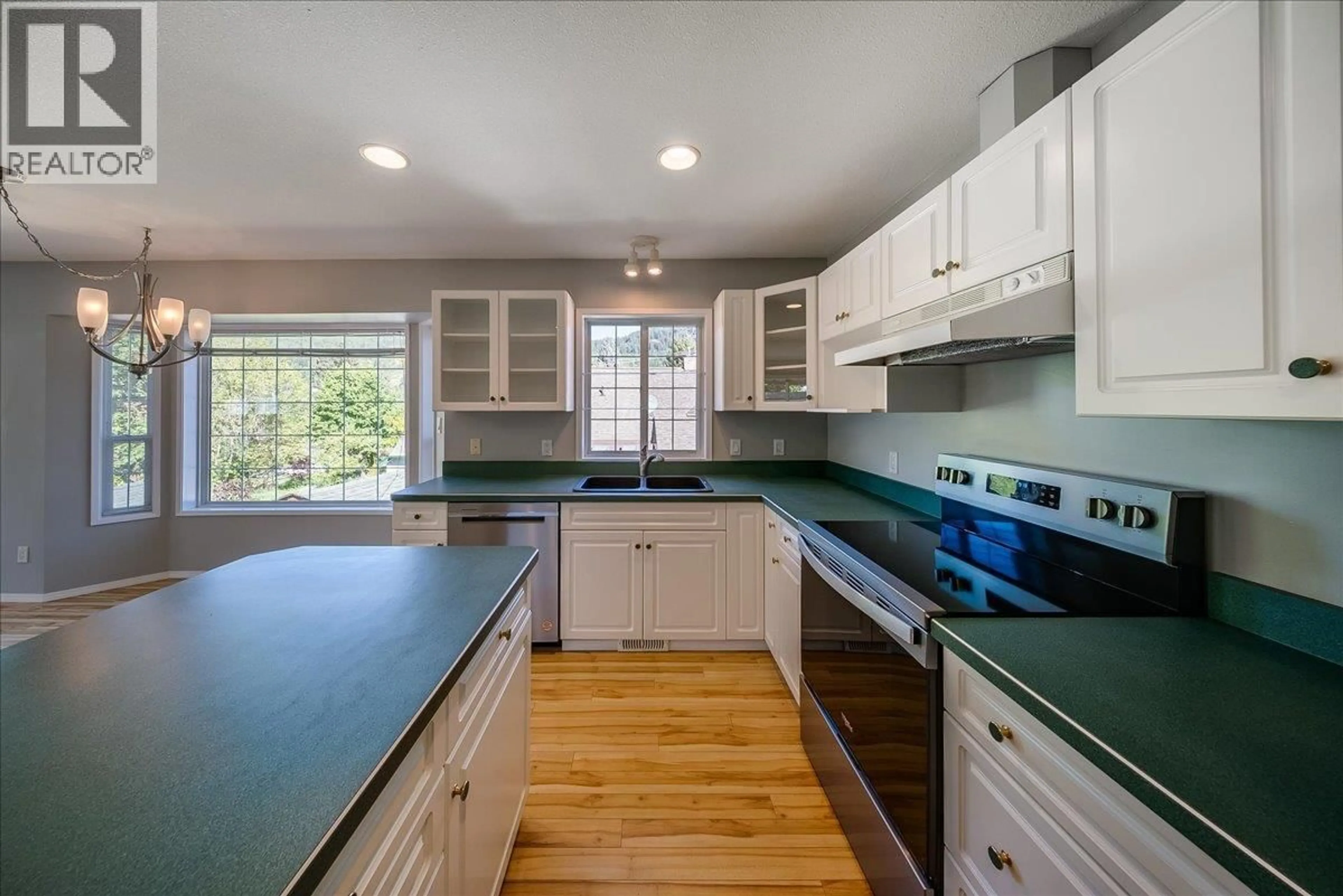 Open concept kitchen, ceramic/tile floor for 83 KOOTENAY AVENUE SOUTH, Fruitvale British Columbia V0G1L0