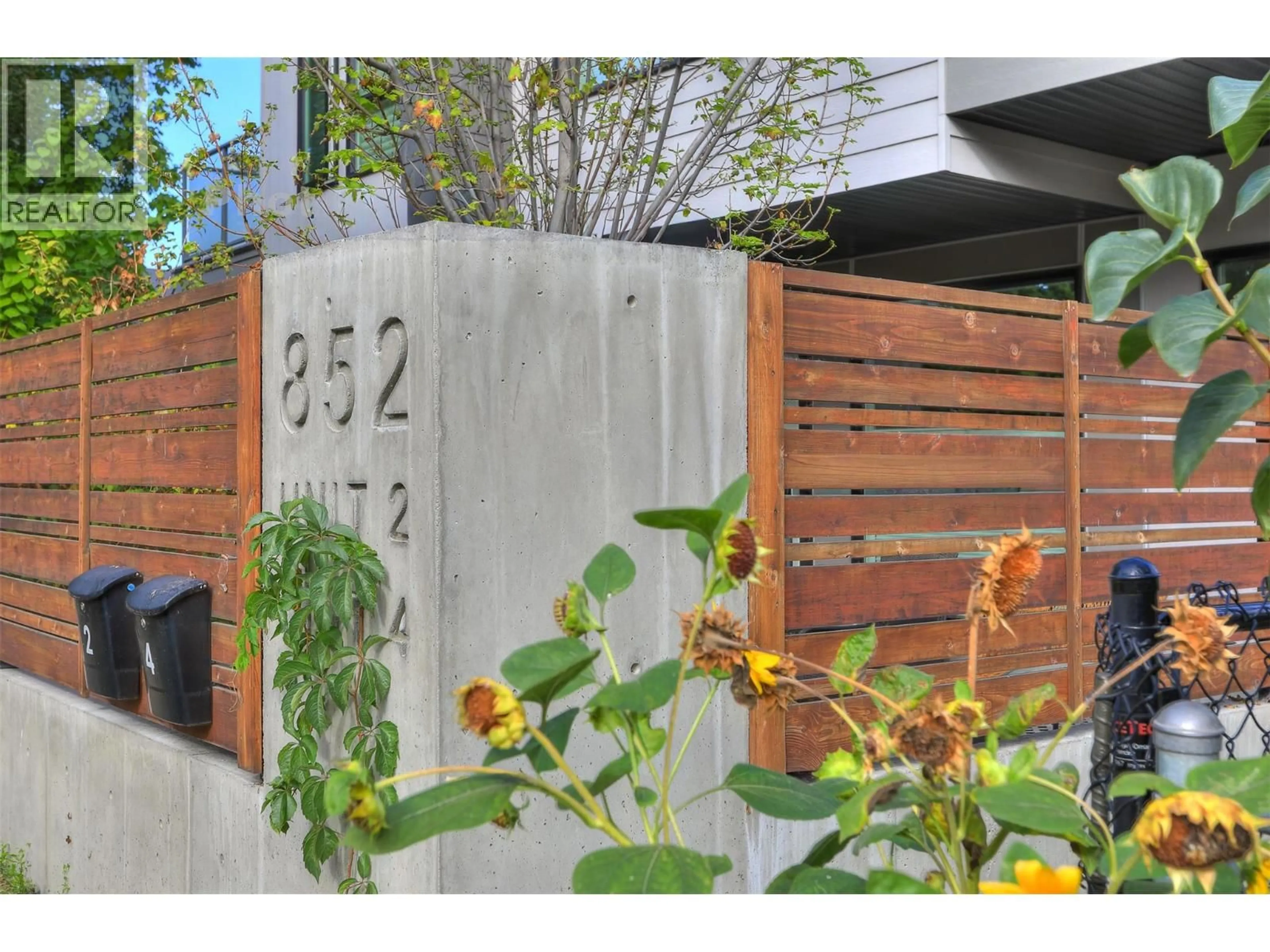 Unknown for 2 - 852 STOCKWELL AVENUE, Kelowna British Columbia V1Y6V9