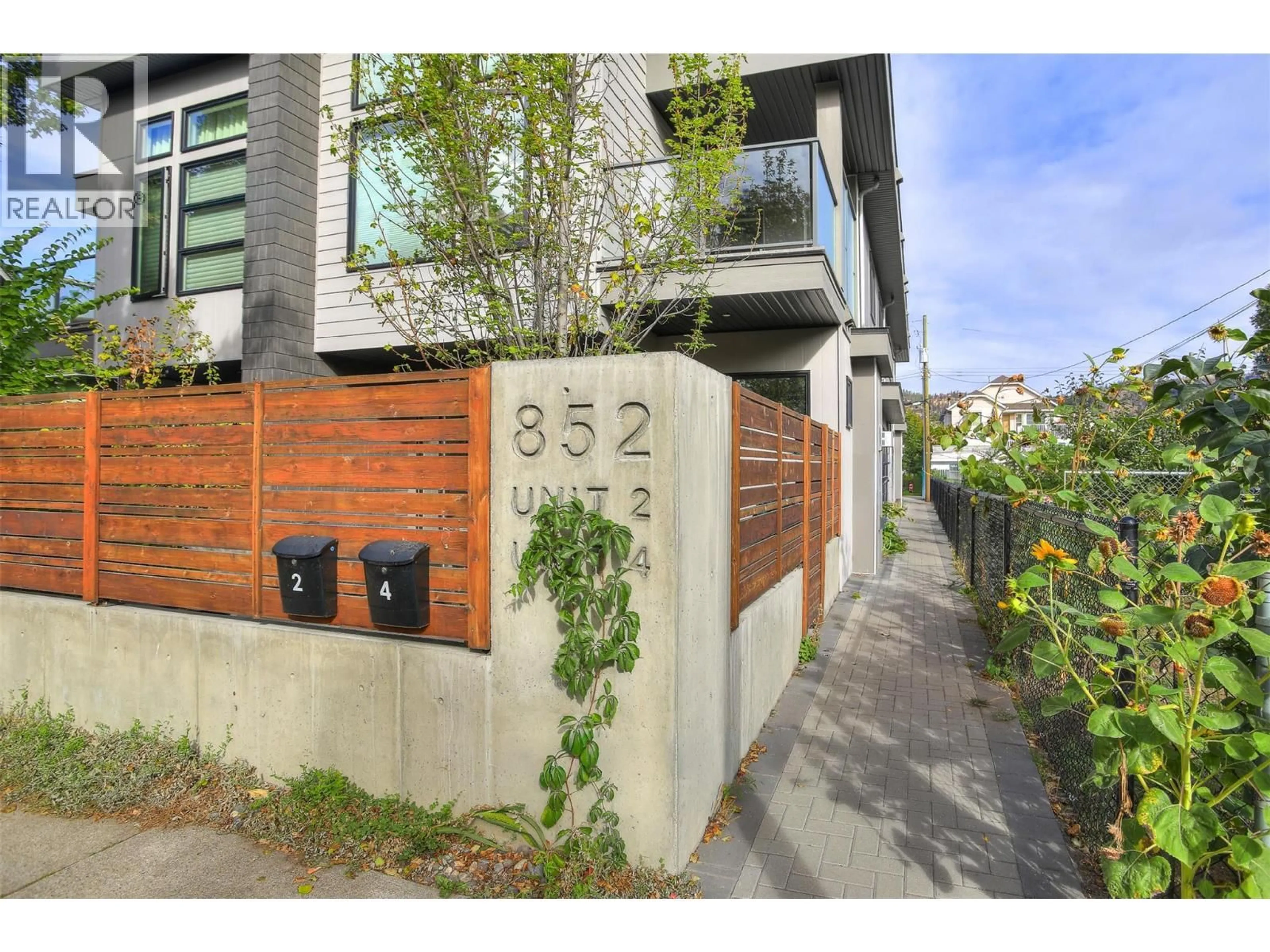 Unknown for 2 - 852 STOCKWELL AVENUE, Kelowna British Columbia V1Y6V9