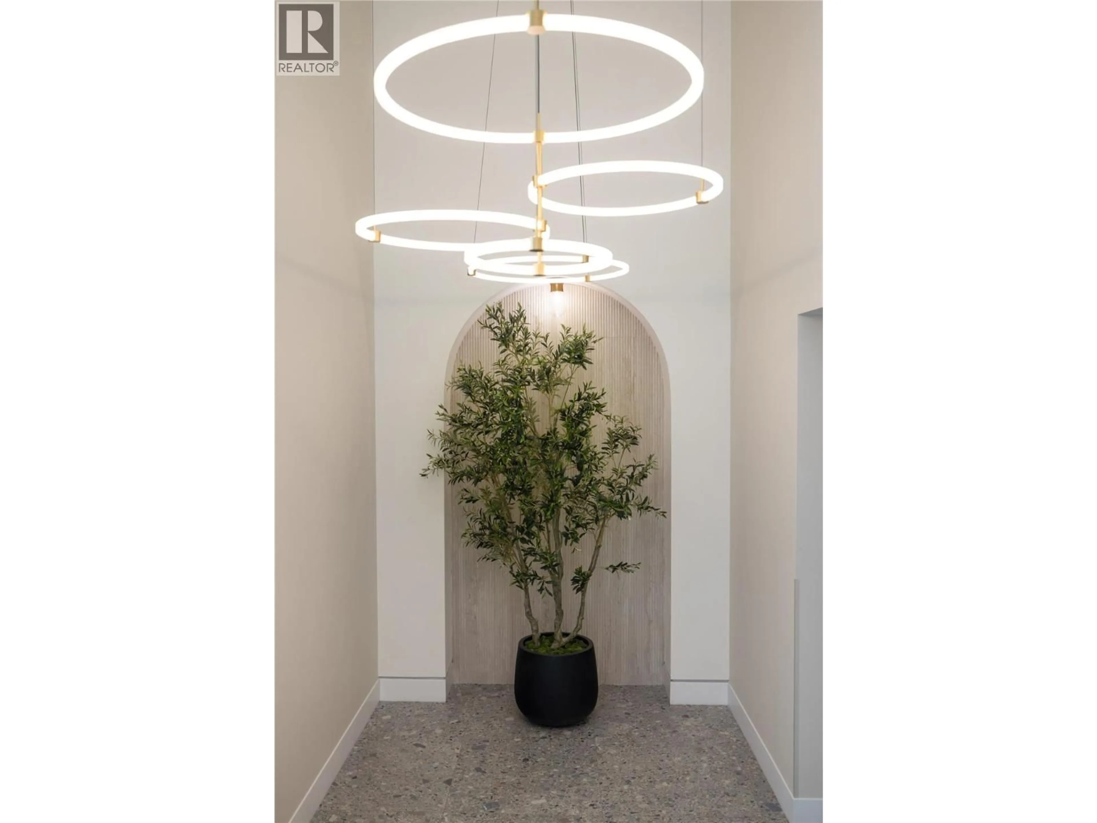 Indoor foyer for 709 - 3340 LAKESHORE ROAD, Kelowna British Columbia V1W0H6