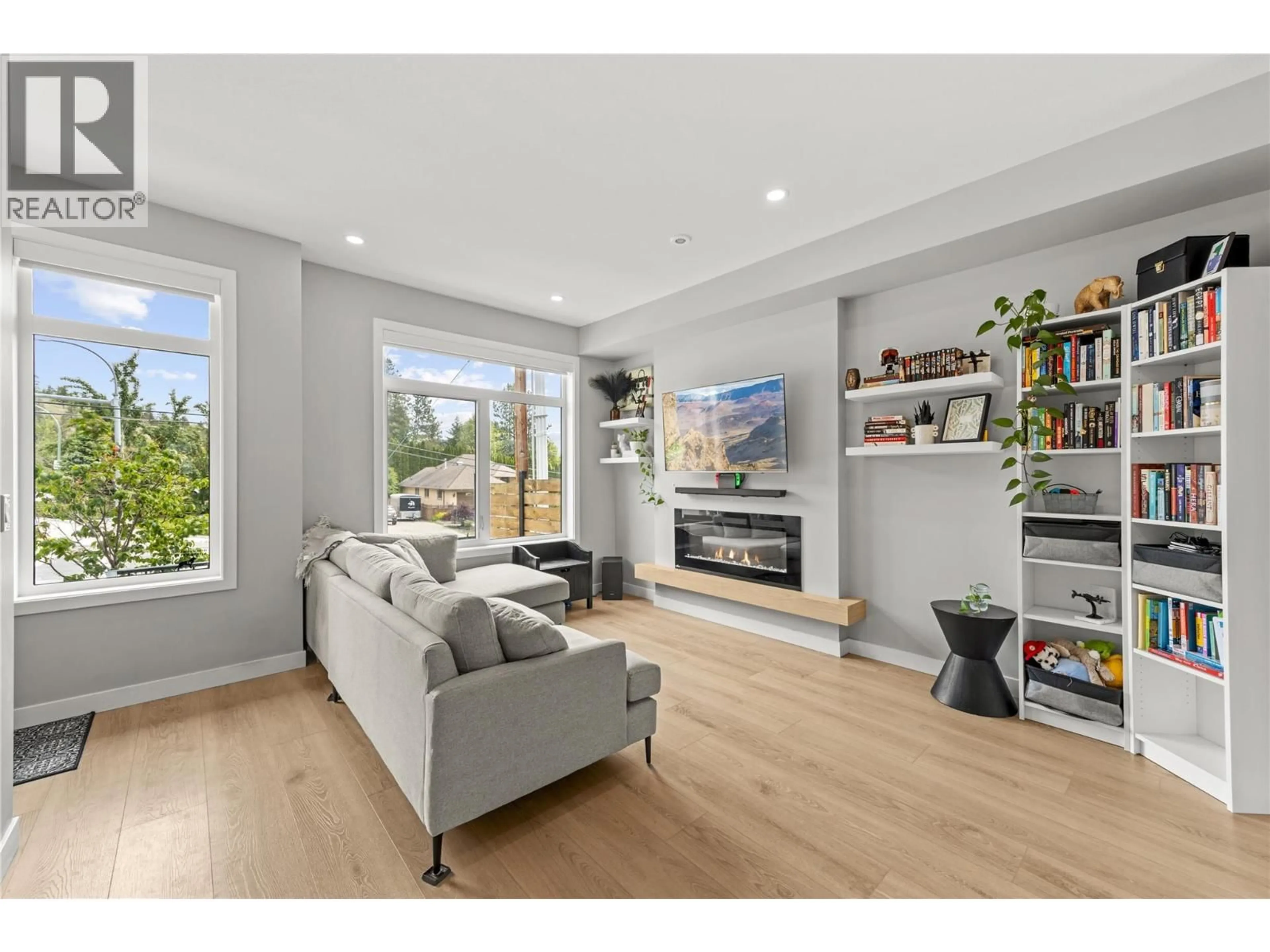 Living room with furniture, wood/laminate floor for 101 - 1435 CARA GLEN COURT, Kelowna British Columbia V1V0G1
