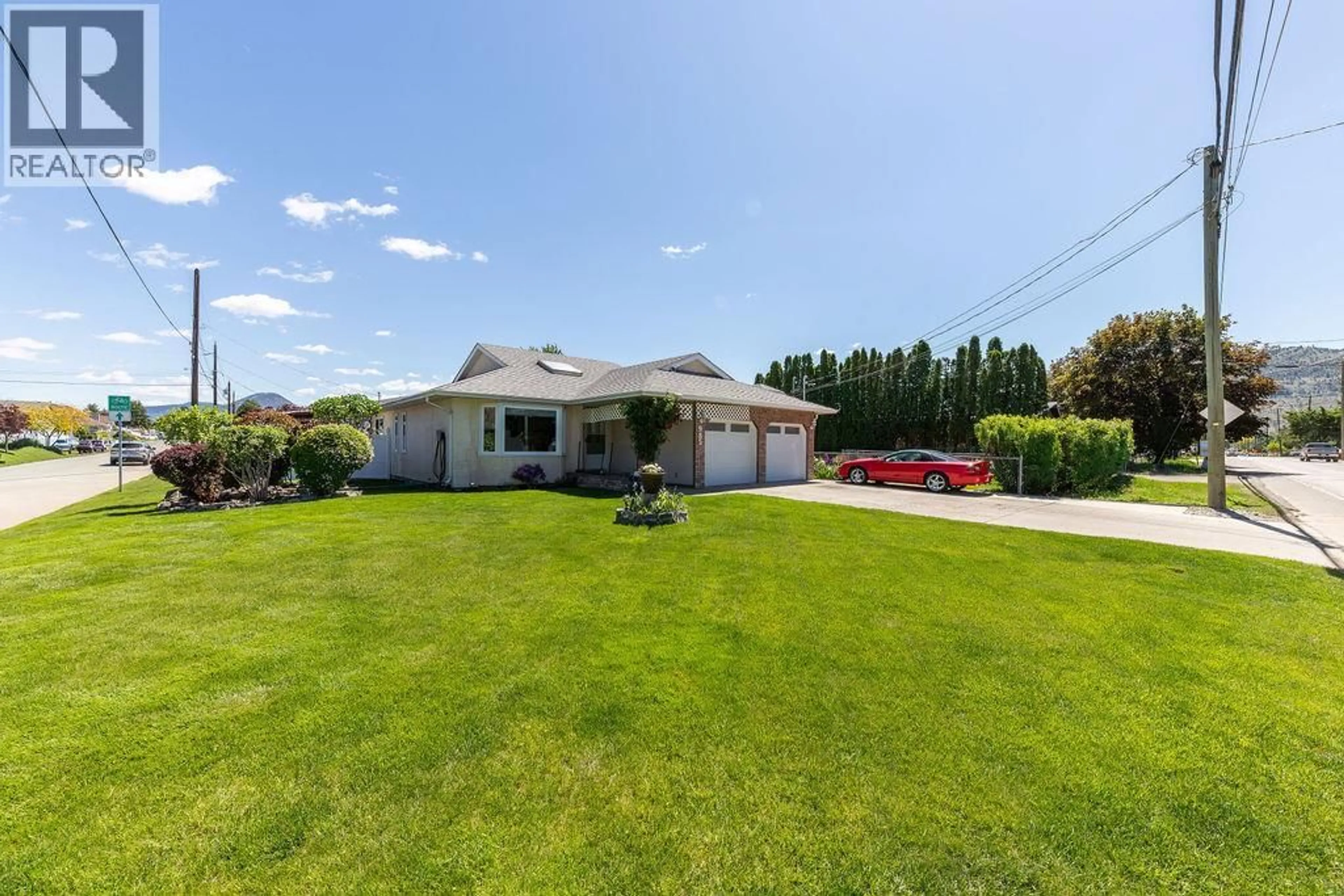 A pic from outside/outdoor area/front of a property/back of a property/a pic from drone, street for 985 SCHREINER STREET, Kamloops British Columbia V2B5W1