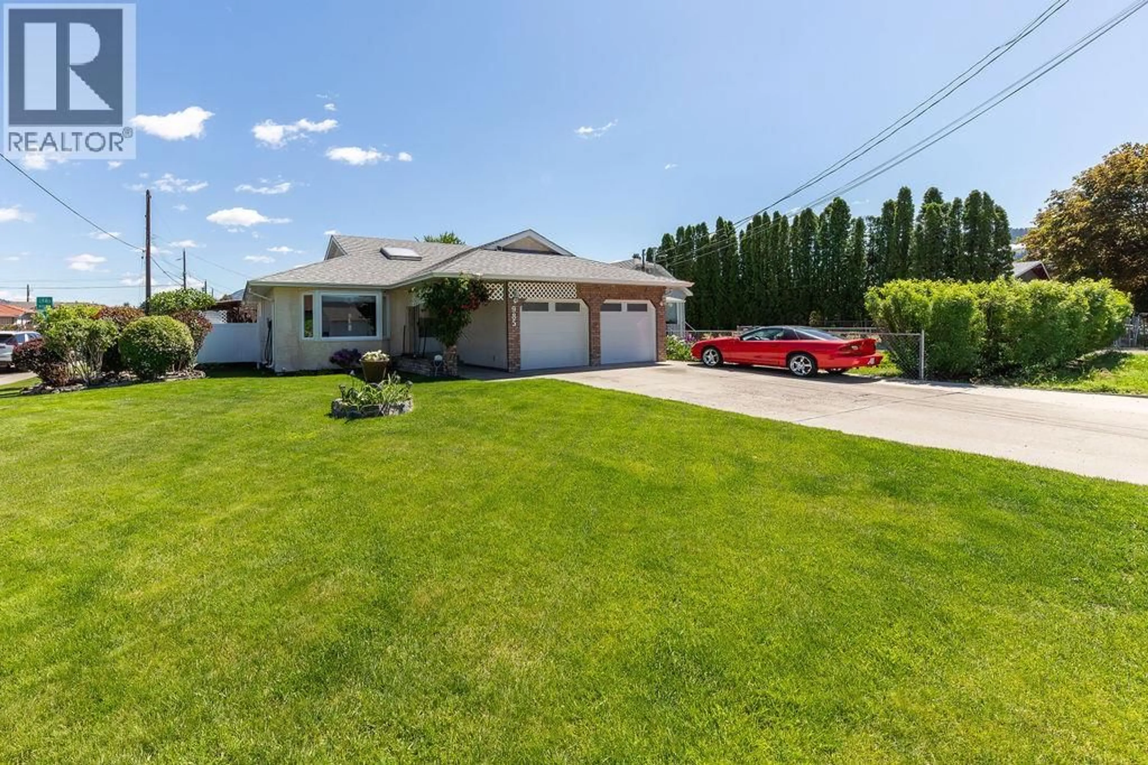 A pic from outside/outdoor area/front of a property/back of a property/a pic from drone, street for 985 SCHREINER STREET, Kamloops British Columbia V2B5W1