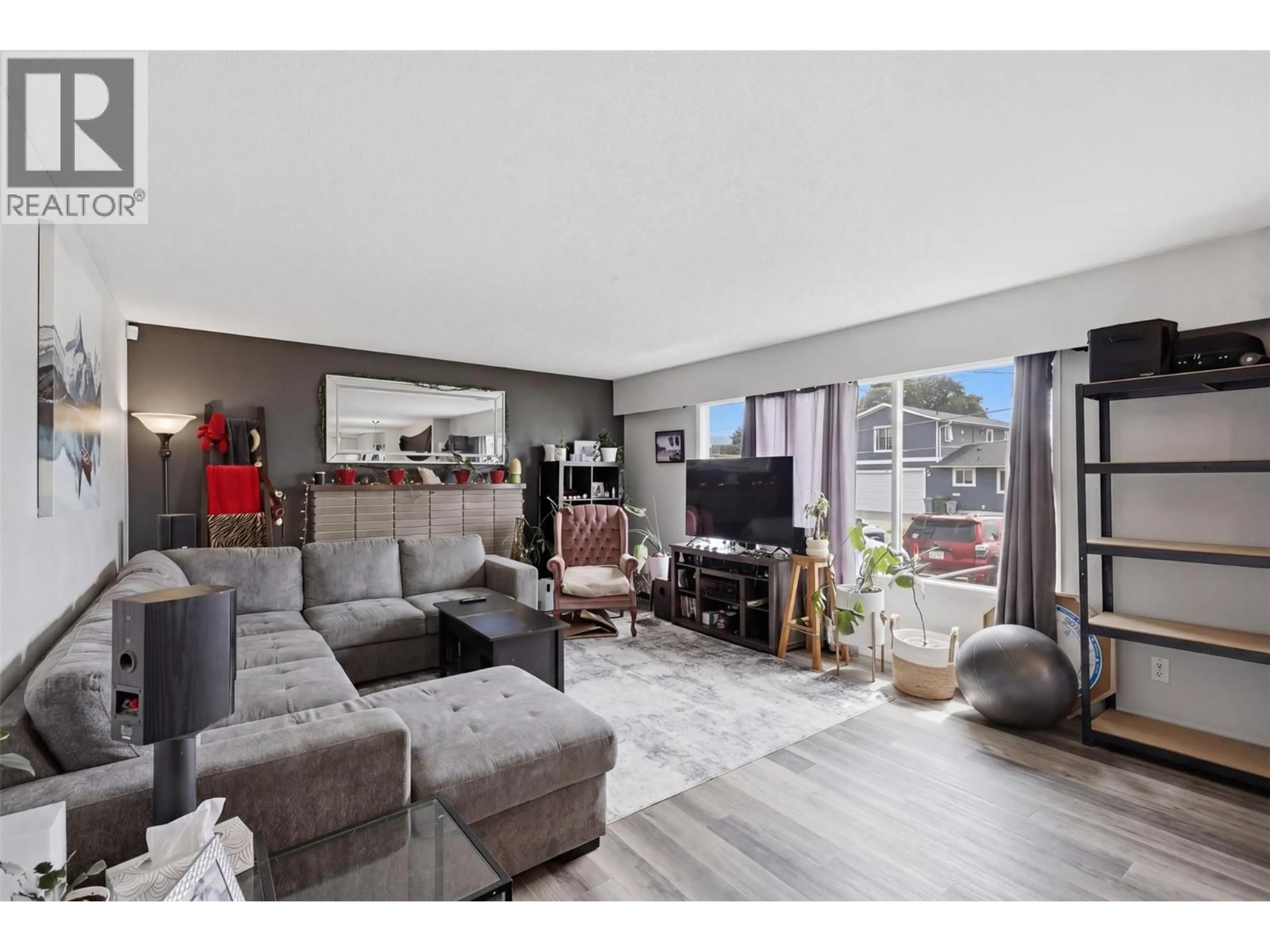 Living room with furniture, unknown for 654 PATRICIA AVENUE, Kamloops British Columbia V2B1Y8