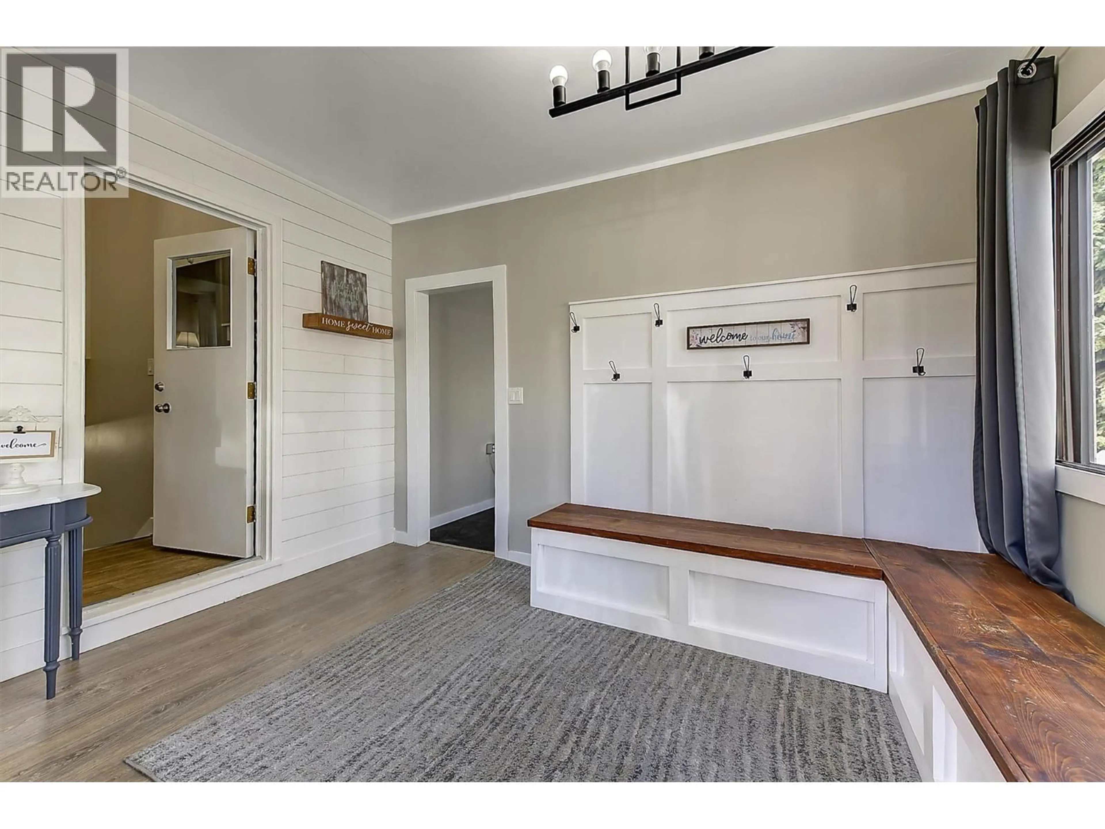 Indoor entryway for 230 KNELLER ROAD, Kelowna British Columbia V1X4C2