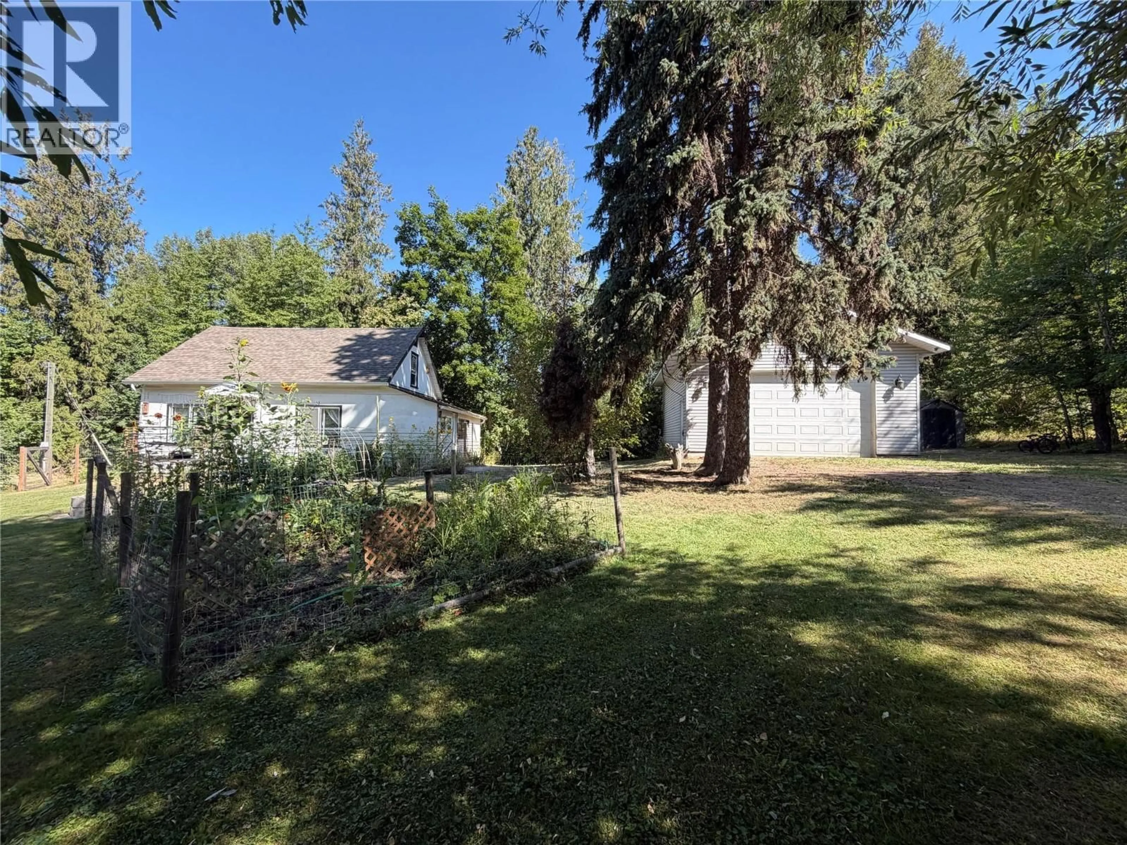 A pic from outside/outdoor area/front of a property/back of a property/a pic from drone, unknown for 2370 LAKESHORE ROAD NORTHEAST, Salmon Arm British Columbia V1E3X9