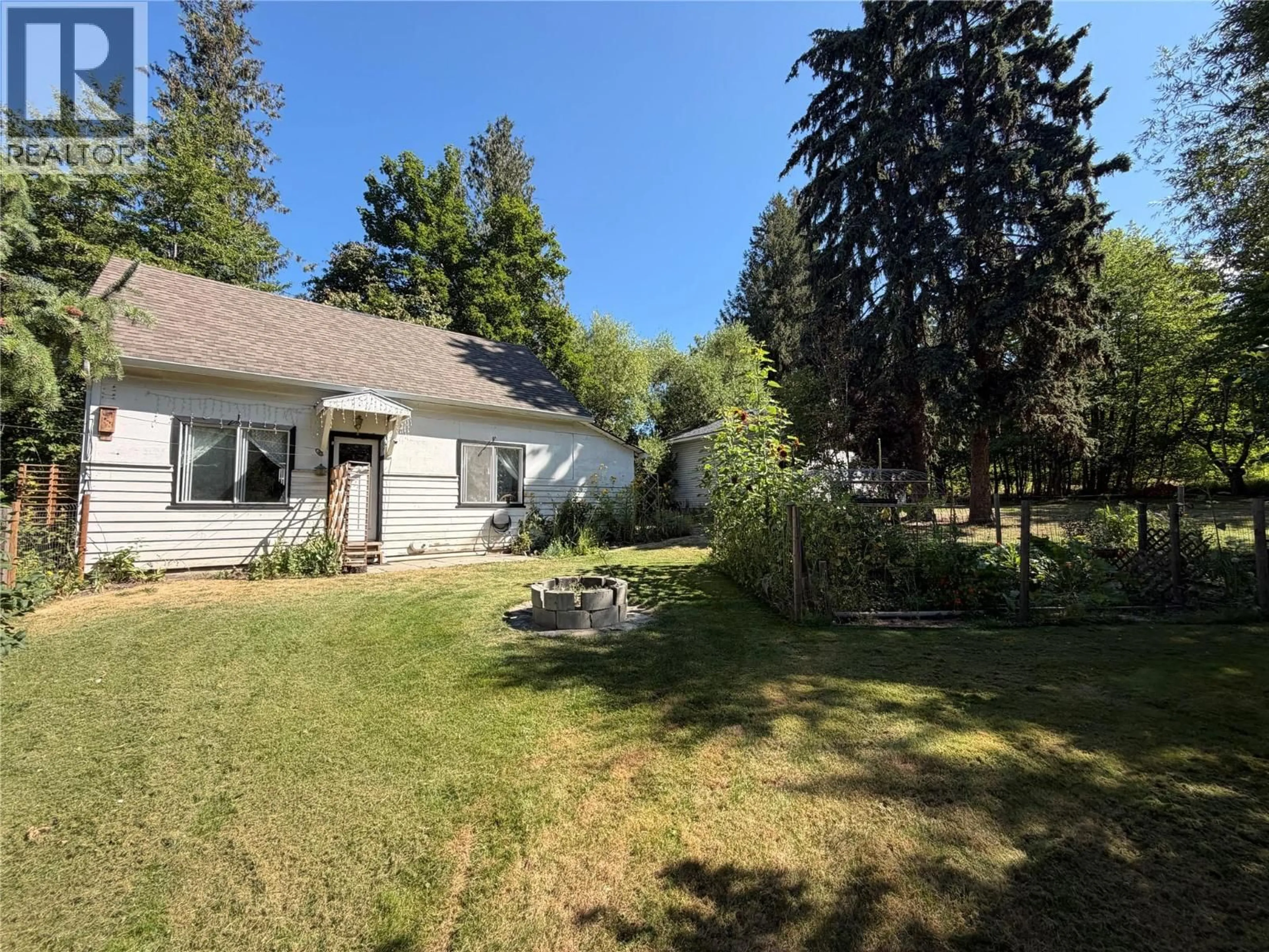 A pic from outside/outdoor area/front of a property/back of a property/a pic from drone, unknown for 2370 LAKESHORE ROAD NORTHEAST, Salmon Arm British Columbia V1E3X9