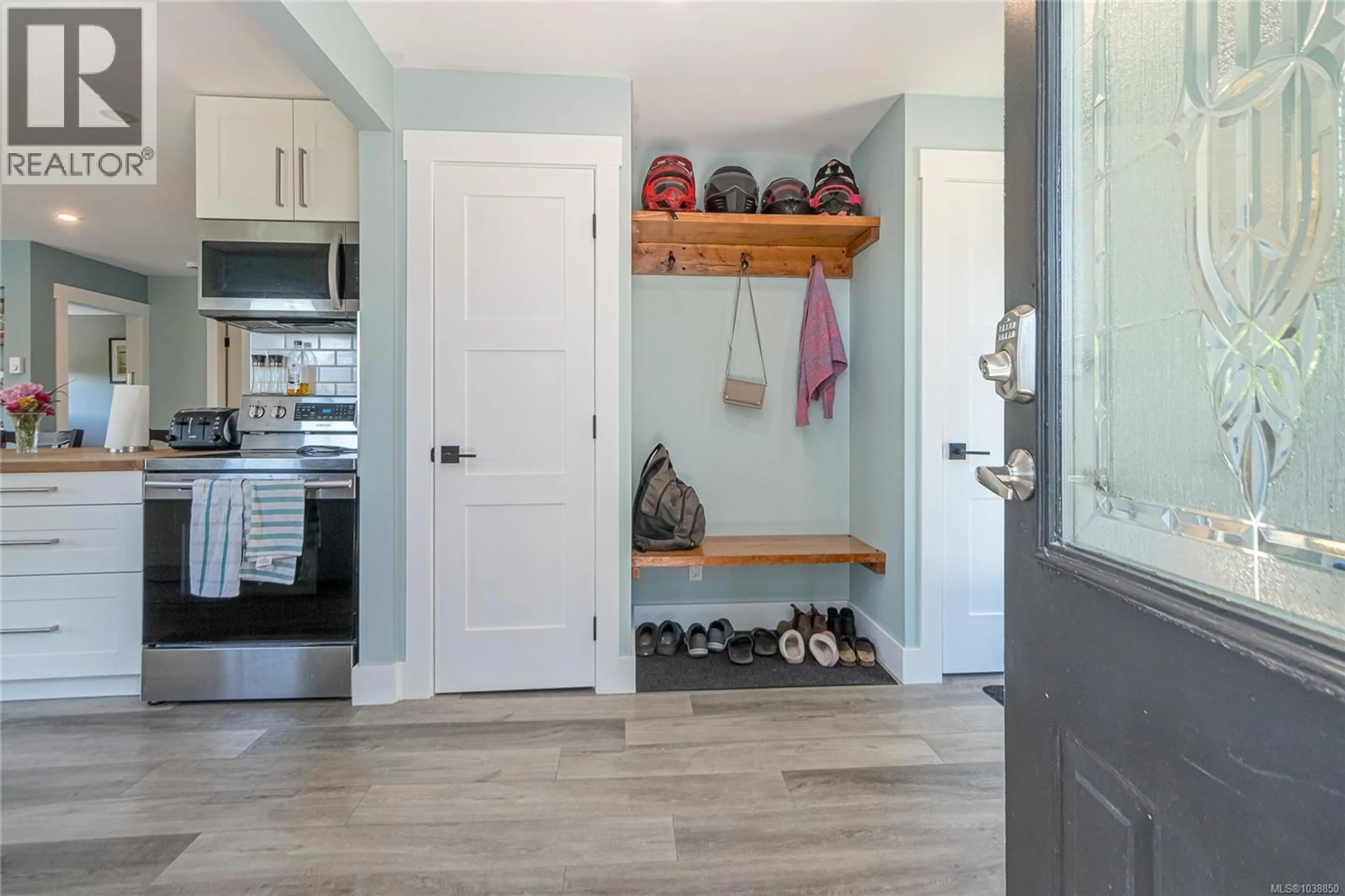 Indoor entryway for 2817 CROZIER ROAD, Chemainus British Columbia V0R1K5