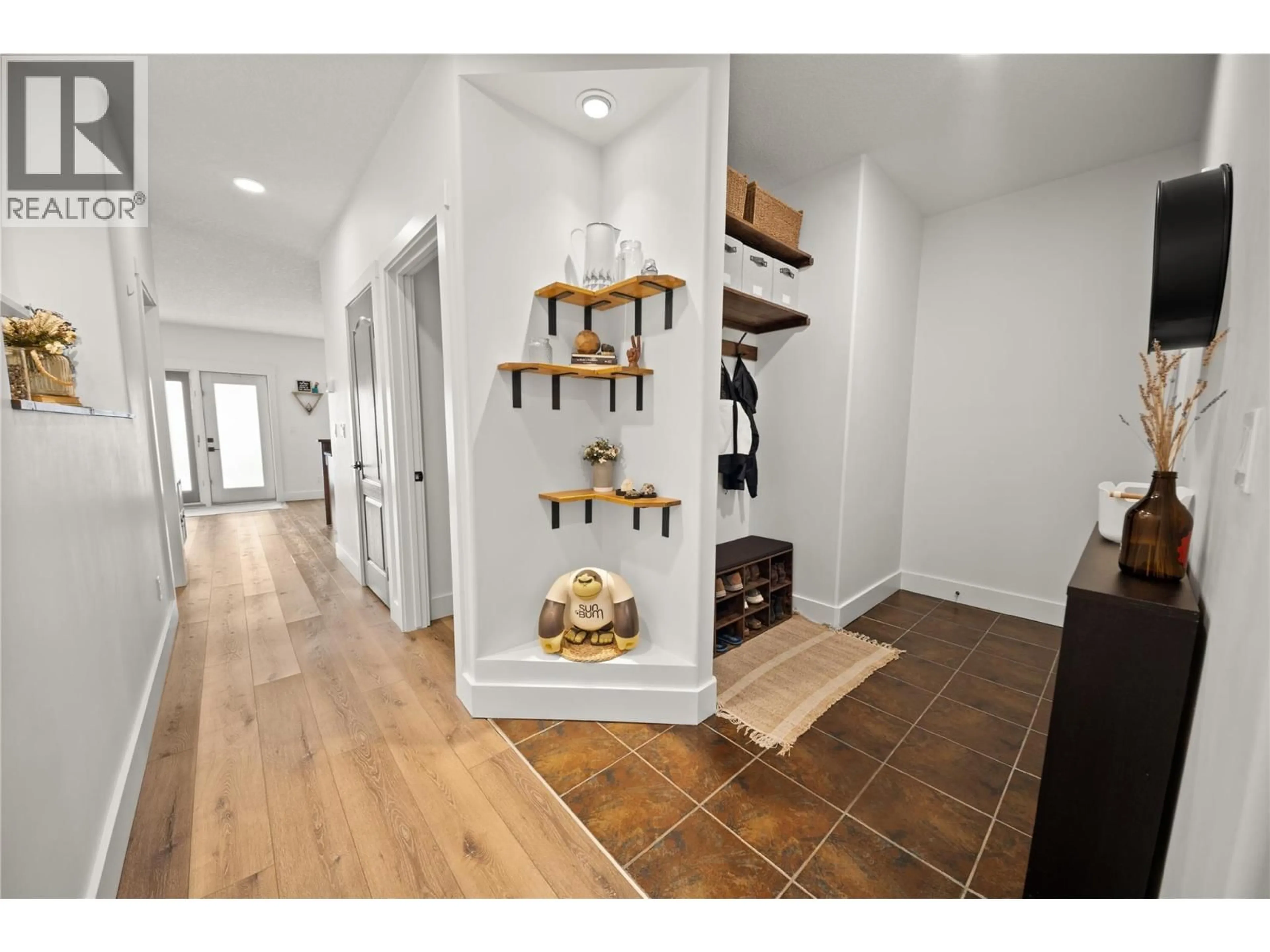 Indoor entryway for 501 - 7337 PROSPECTOR AVENUE, Radium Hot Springs British Columbia V0A1M0