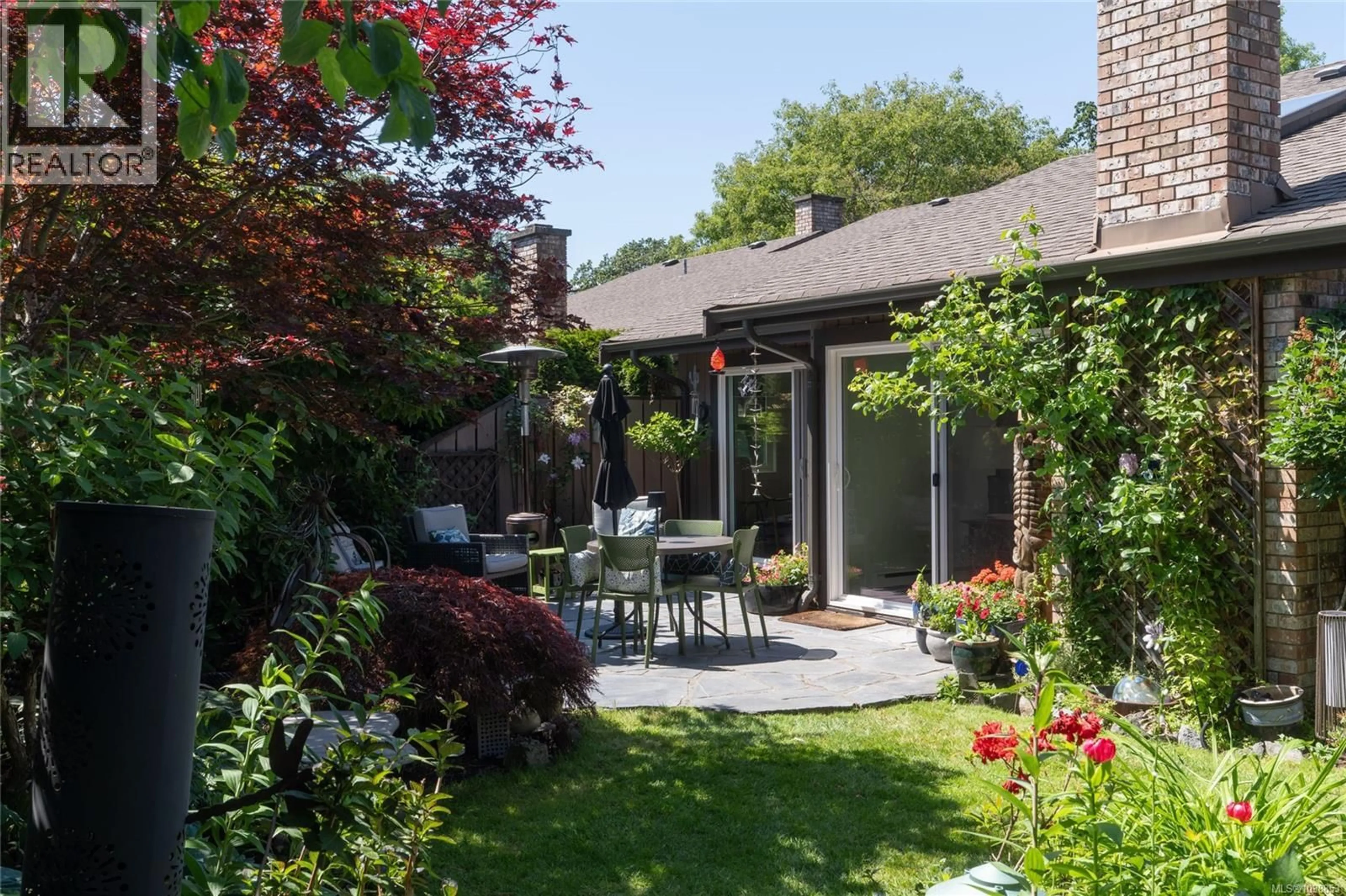 Patio, street for 3 - 4056 LIVINGSTONE AVENUE NORTH, Saanich British Columbia V8N3A6