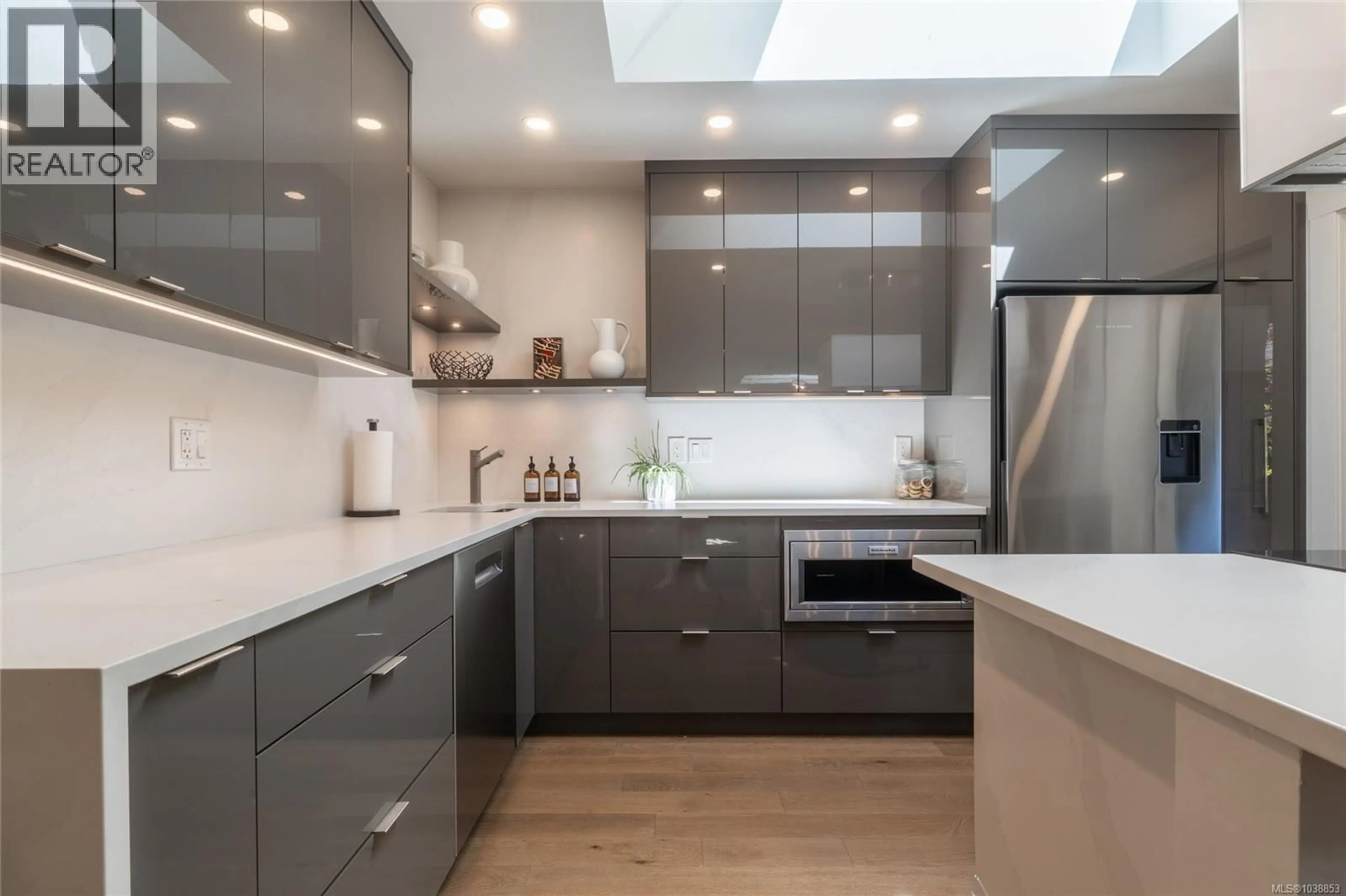 Contemporary kitchen, unknown for 3 - 4056 LIVINGSTONE AVENUE NORTH, Saanich British Columbia V8N3A6