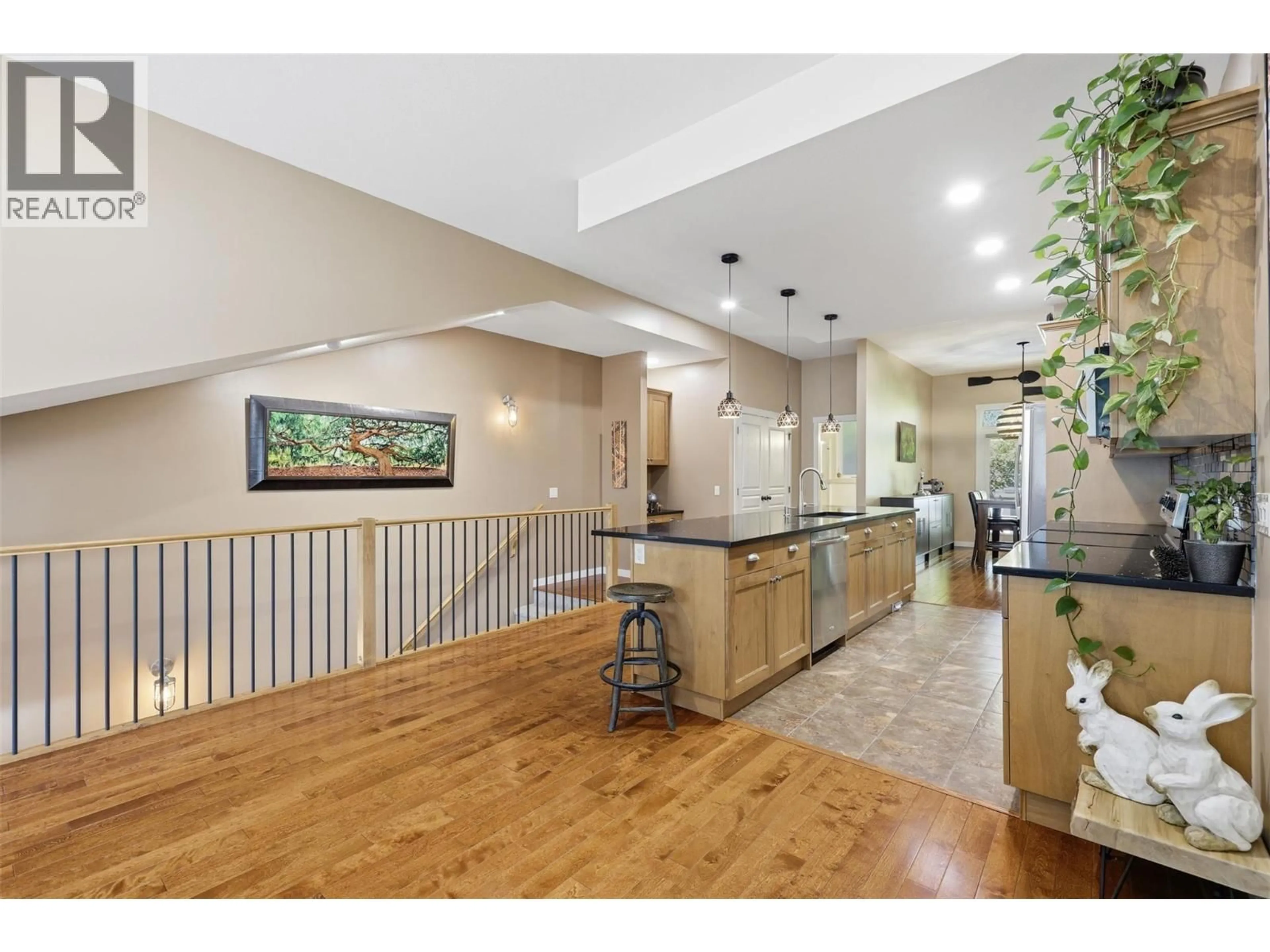 Indoor foyer for 1631 GOLF RIDGE WAY, Kamloops British Columbia V2H0A5