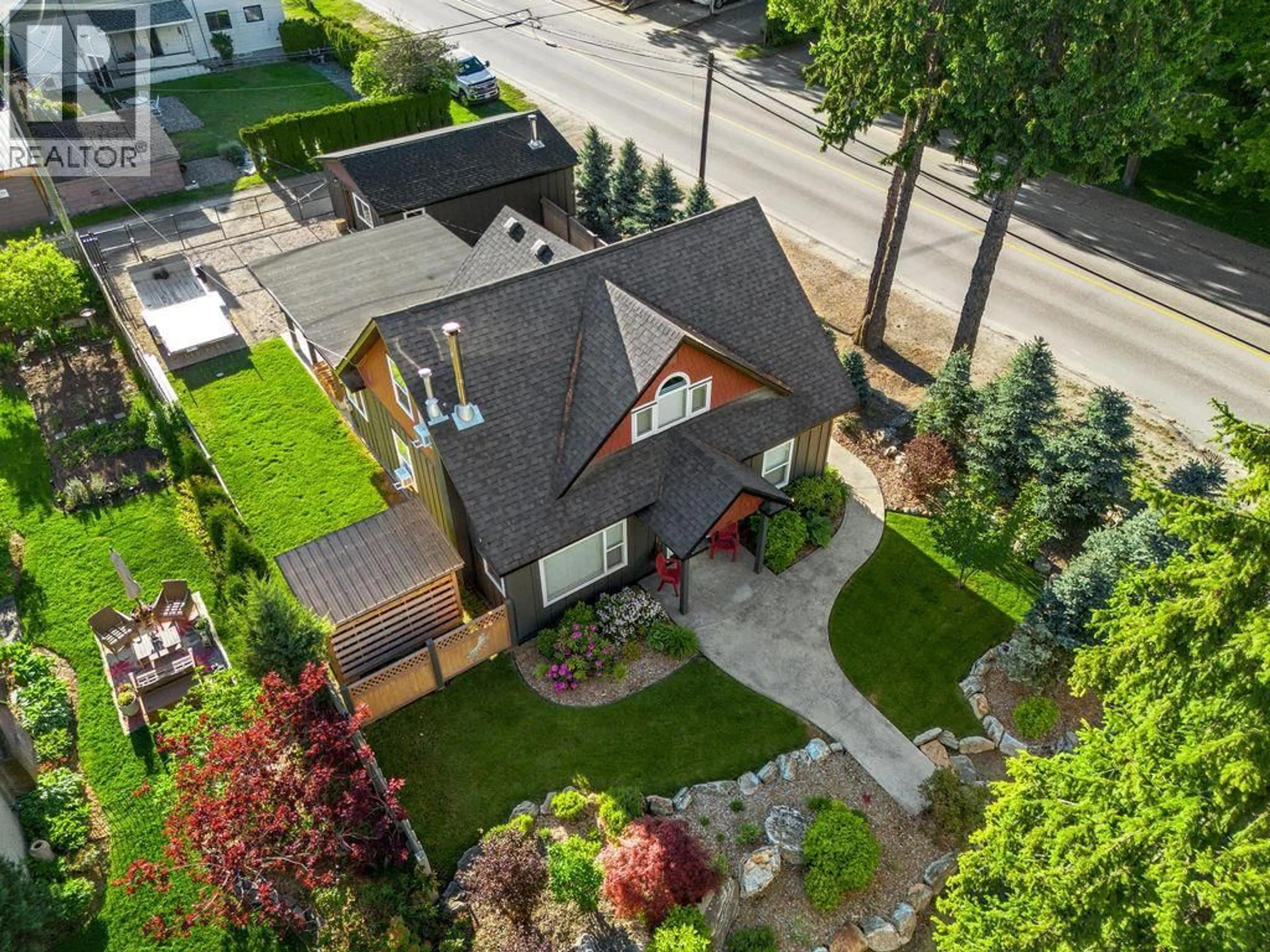 A pic from outside/outdoor area/front of a property/back of a property/a pic from drone, street for 98 2ND AVENUE NORTHWEST, Nakusp British Columbia V0G1R0