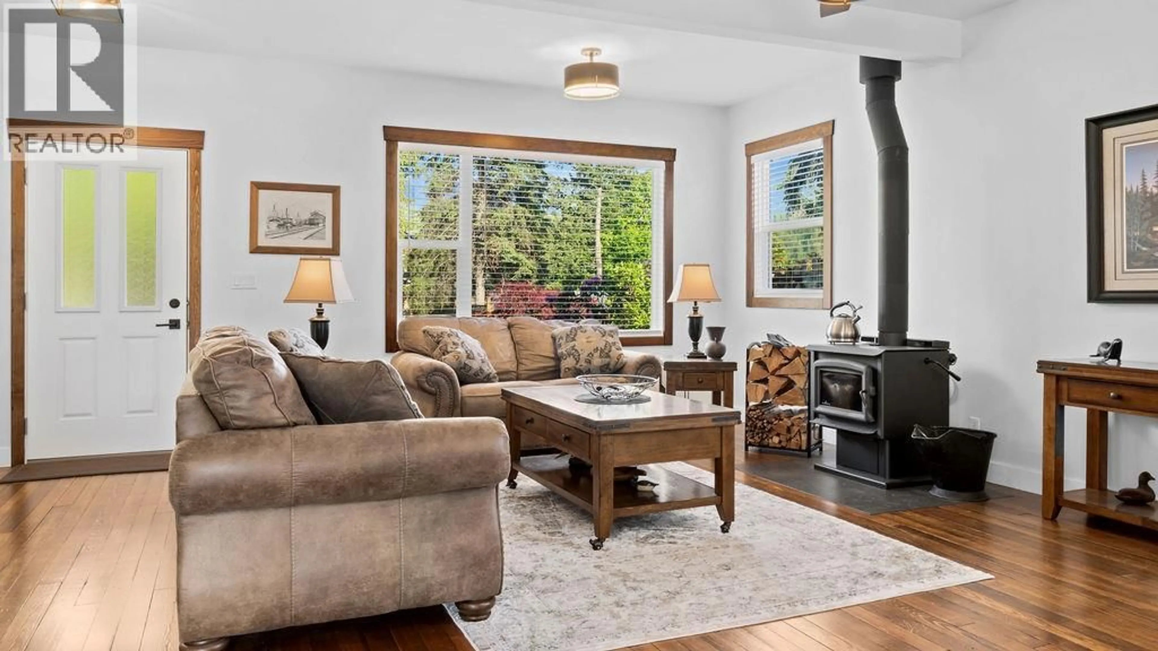 Living room with furniture, unknown for 98 2ND AVENUE NORTHWEST, Nakusp British Columbia V0G1R0