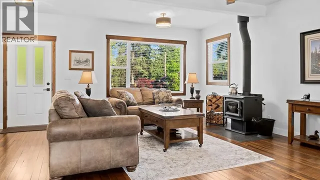 98 2ND AVENUE NORTHWEST, Nakusp 4
