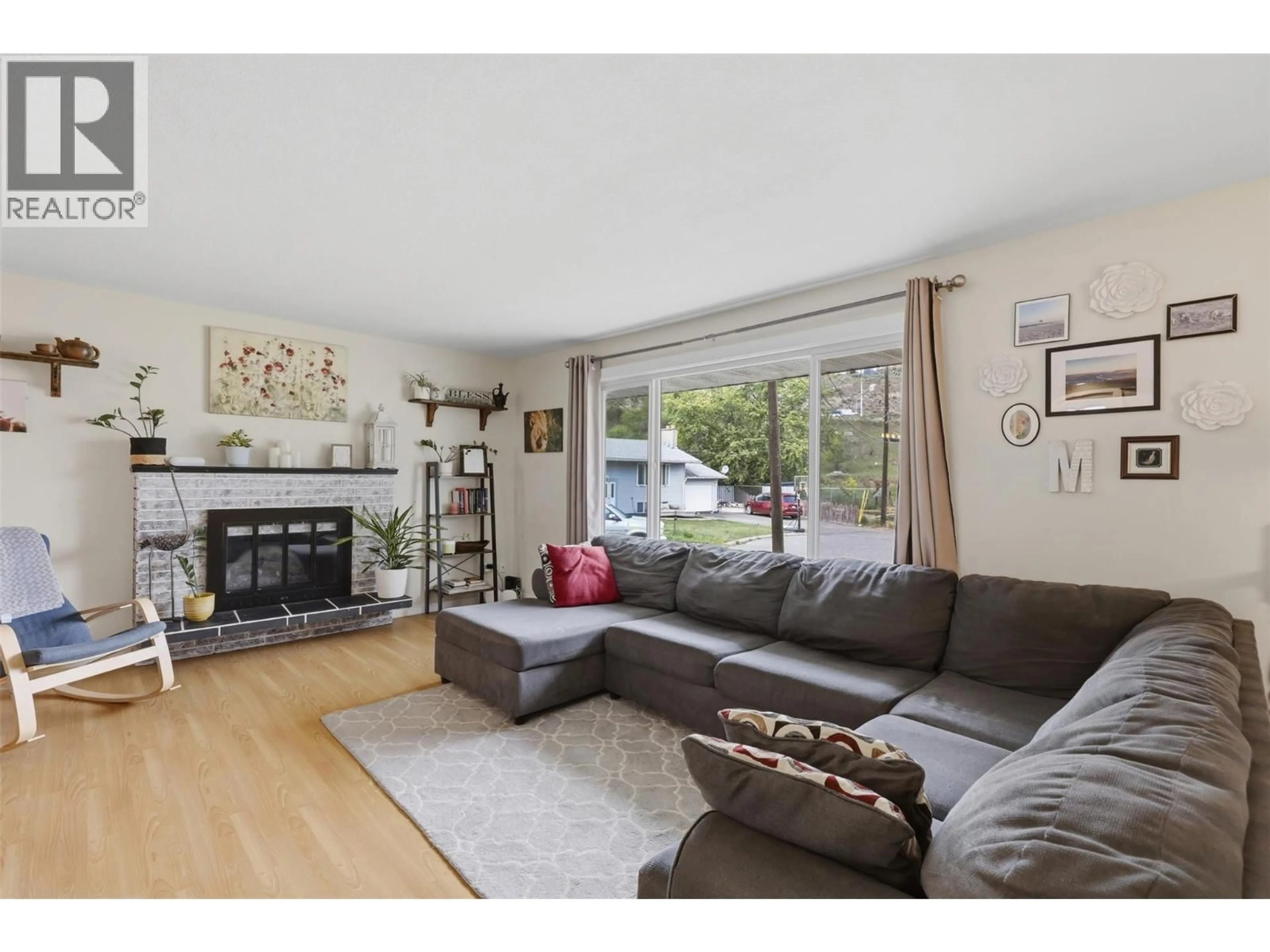 Living room with furniture, wood/laminate floor for 782 VENABLES PLACE, Kamloops British Columbia V2B5Z3