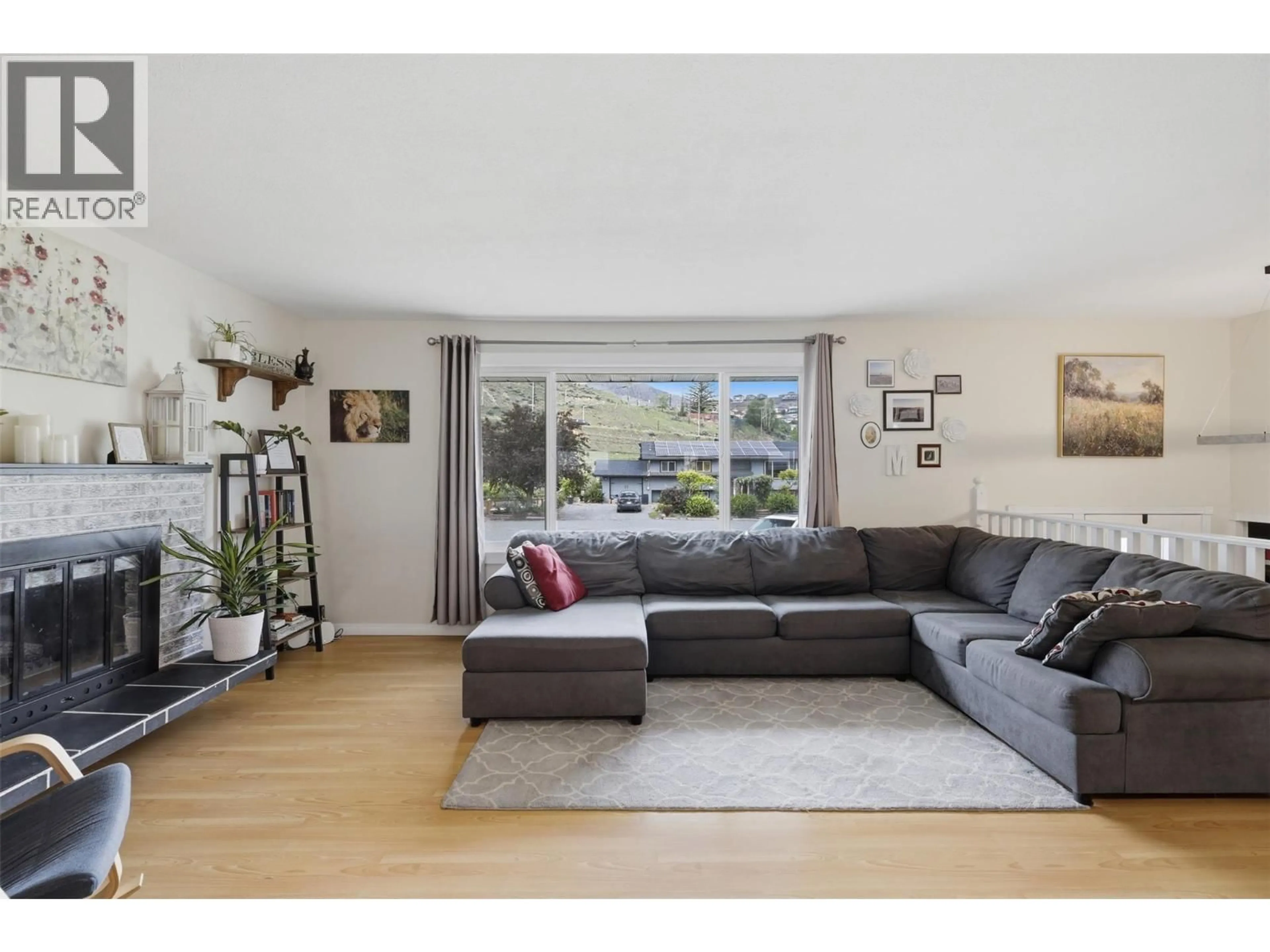 Living room with furniture, wood/laminate floor for 782 VENABLES PLACE, Kamloops British Columbia V2B5Z3