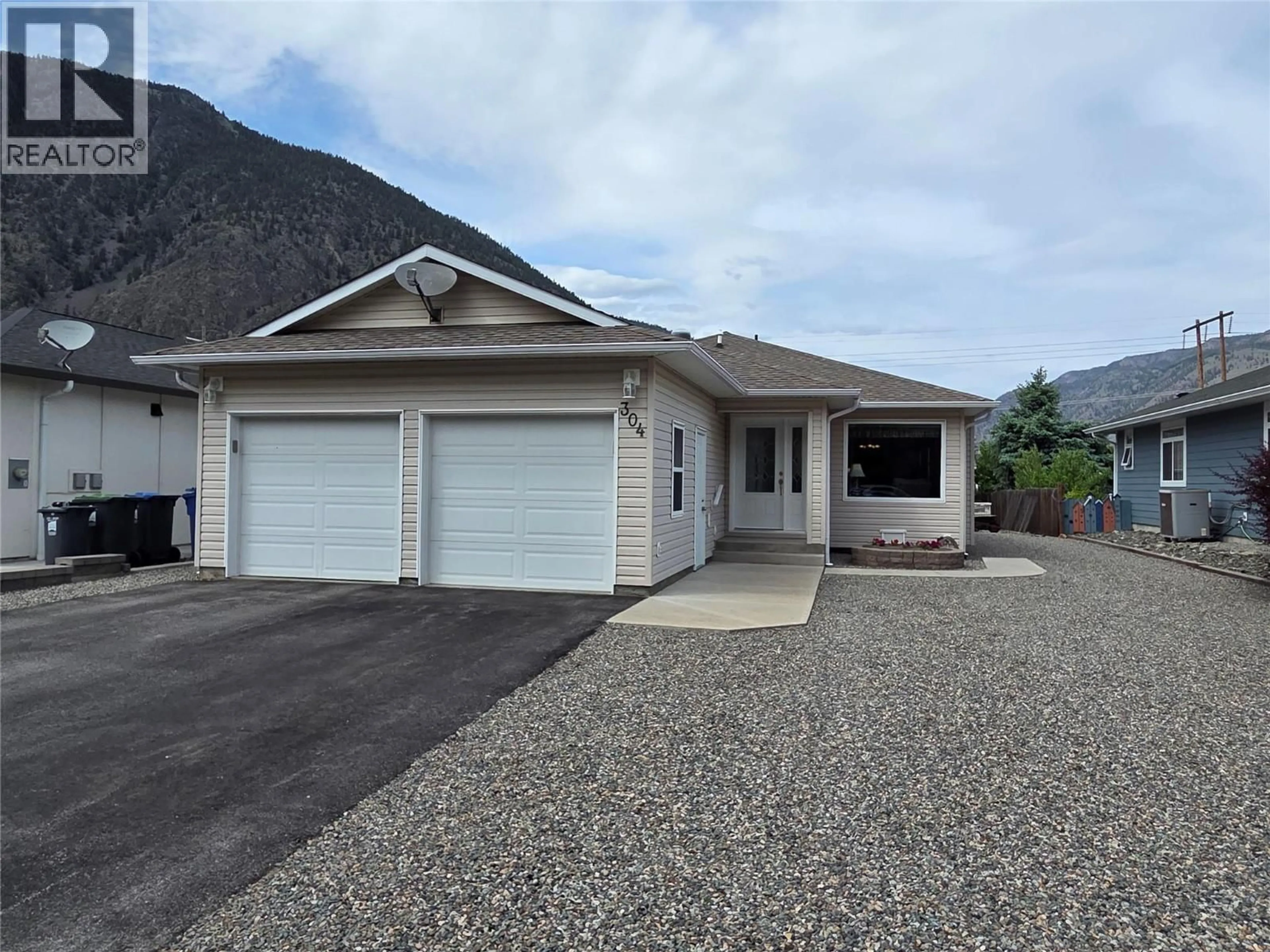 Home with vinyl exterior material, unknown for 304 9TH AVENUE, Keremeos British Columbia V0X1N3