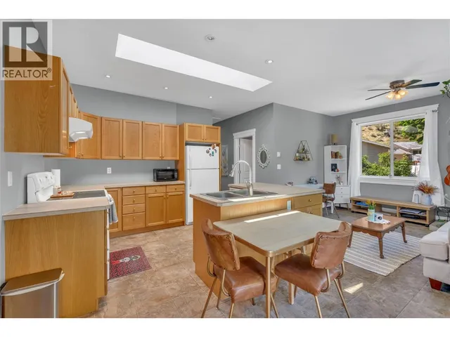 14406 LATIMER AVENUE, Summerland 5