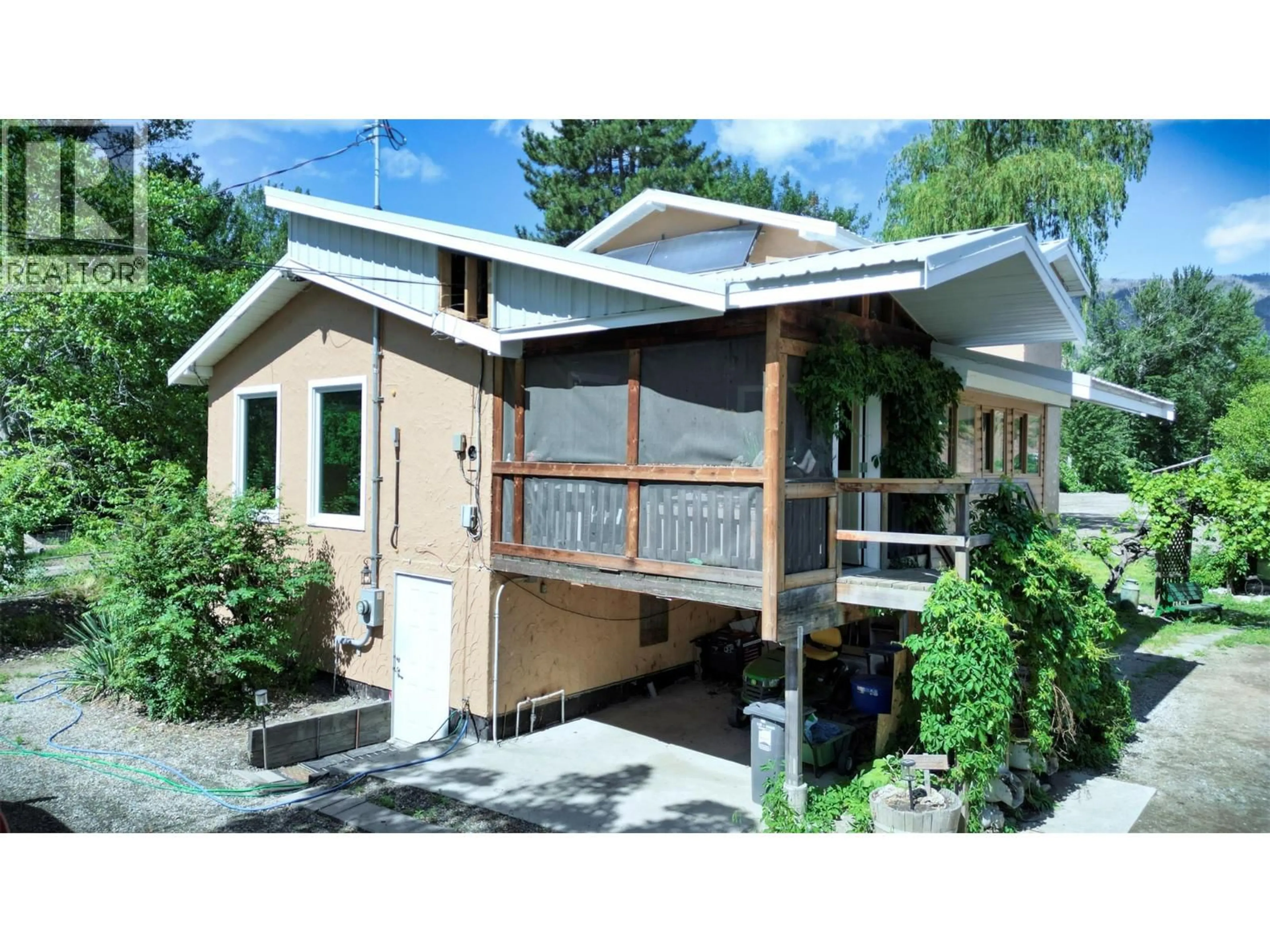 Home with vinyl exterior material, building for 204 GREASEWOOD AVENUE, Oliver British Columbia V0H1T1
