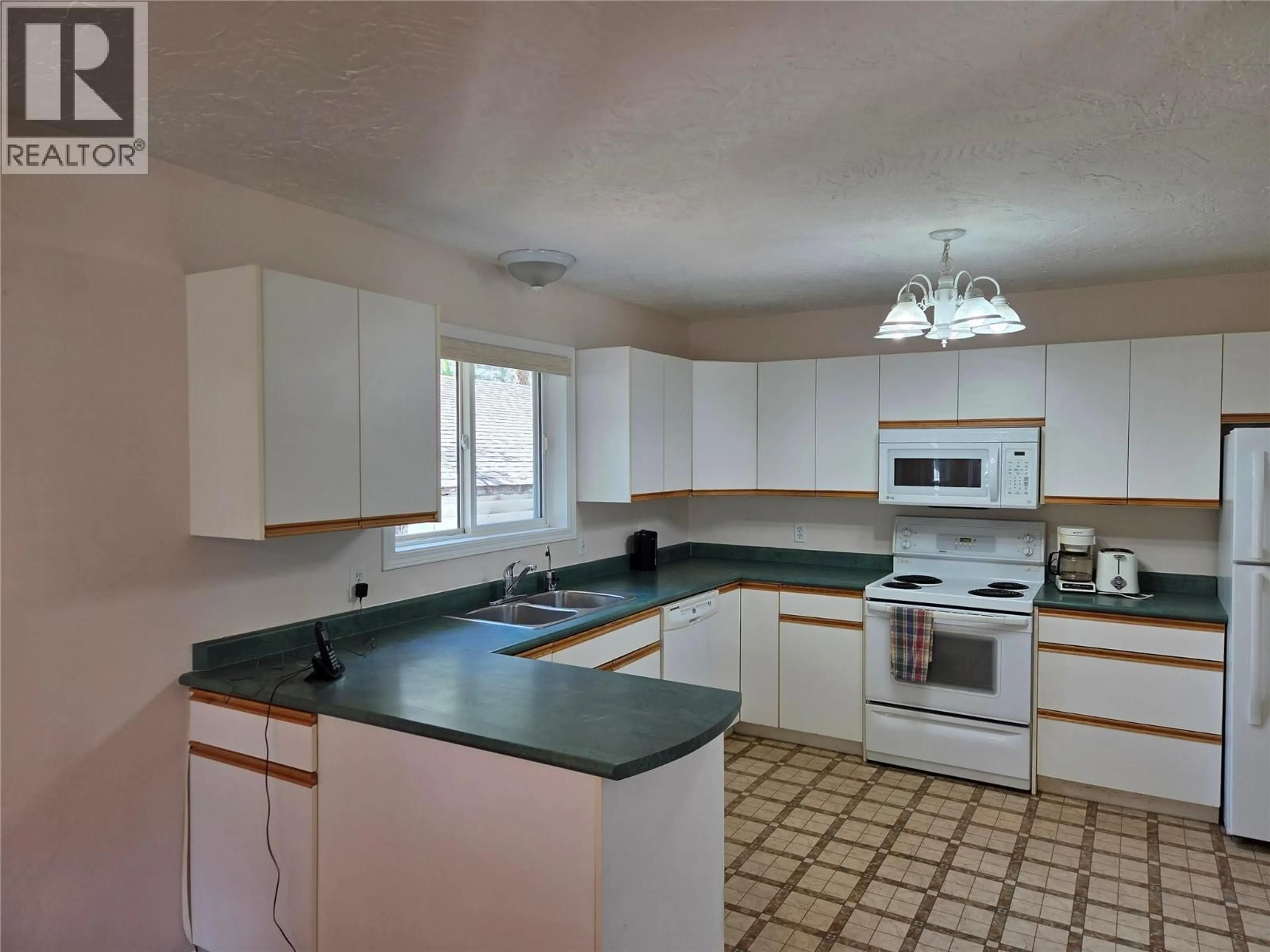 Standard kitchen, ceramic/tile floor for 410 6TH AVENUE, Keremeos British Columbia V0X1N3
