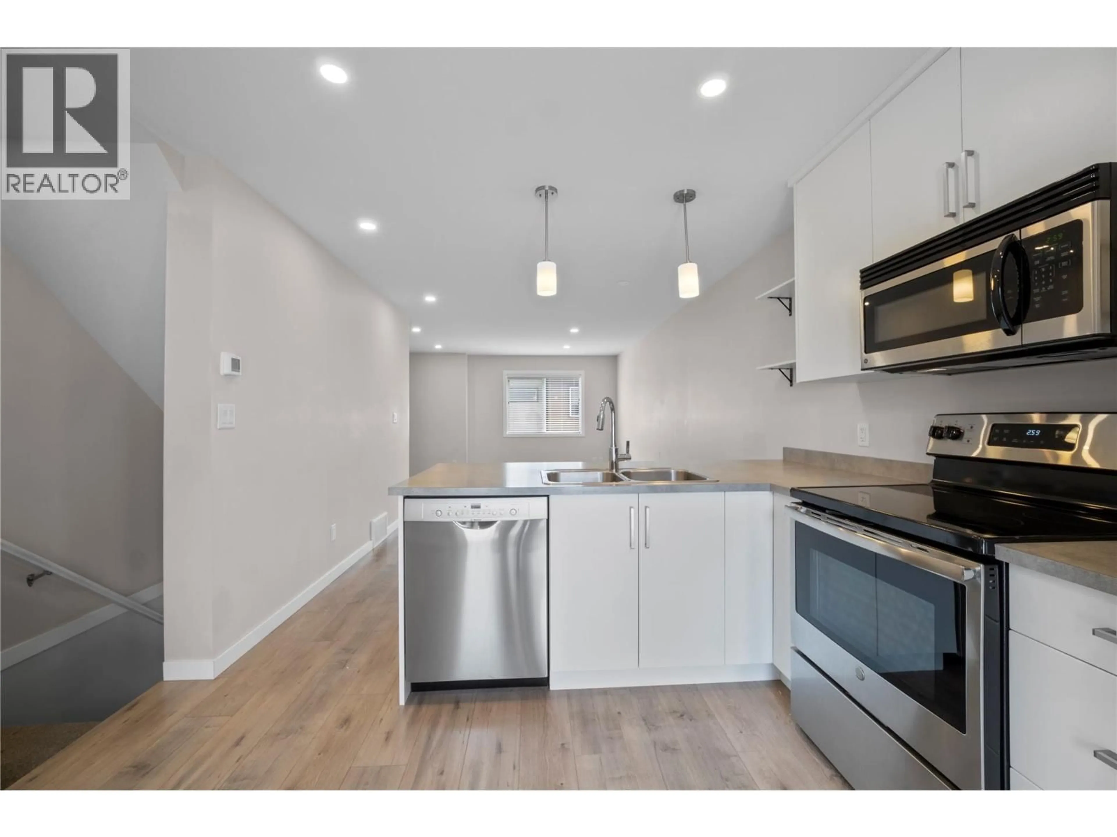 Standard kitchen, wood/laminate floor for 6 - 2081 11 AVENUE NORTHEAST, Salmon Arm British Columbia V1E0G1