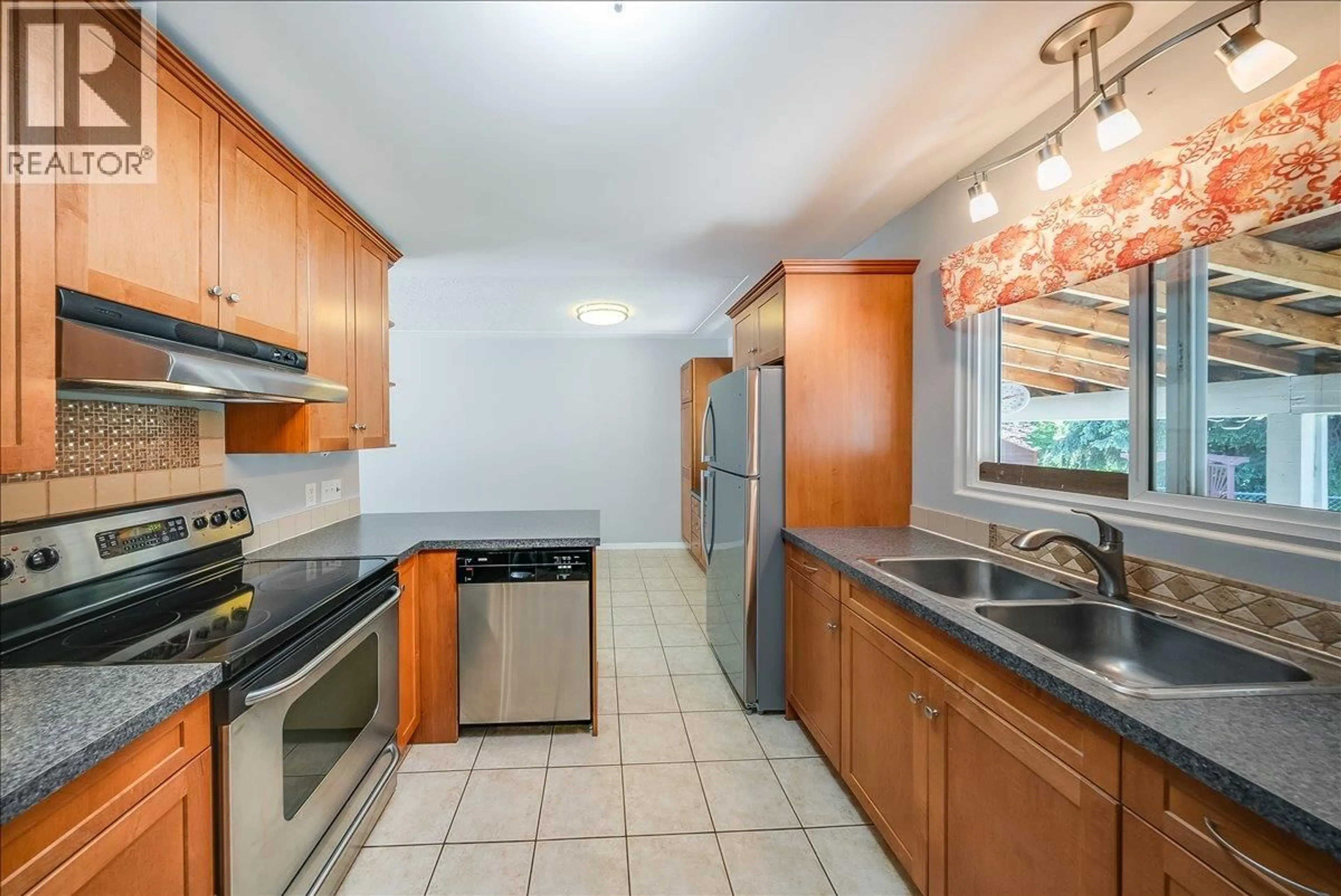Standard kitchen, ceramic/tile floor for 3542 MARIGOLD DRIVE, Trail British Columbia V1R2X6