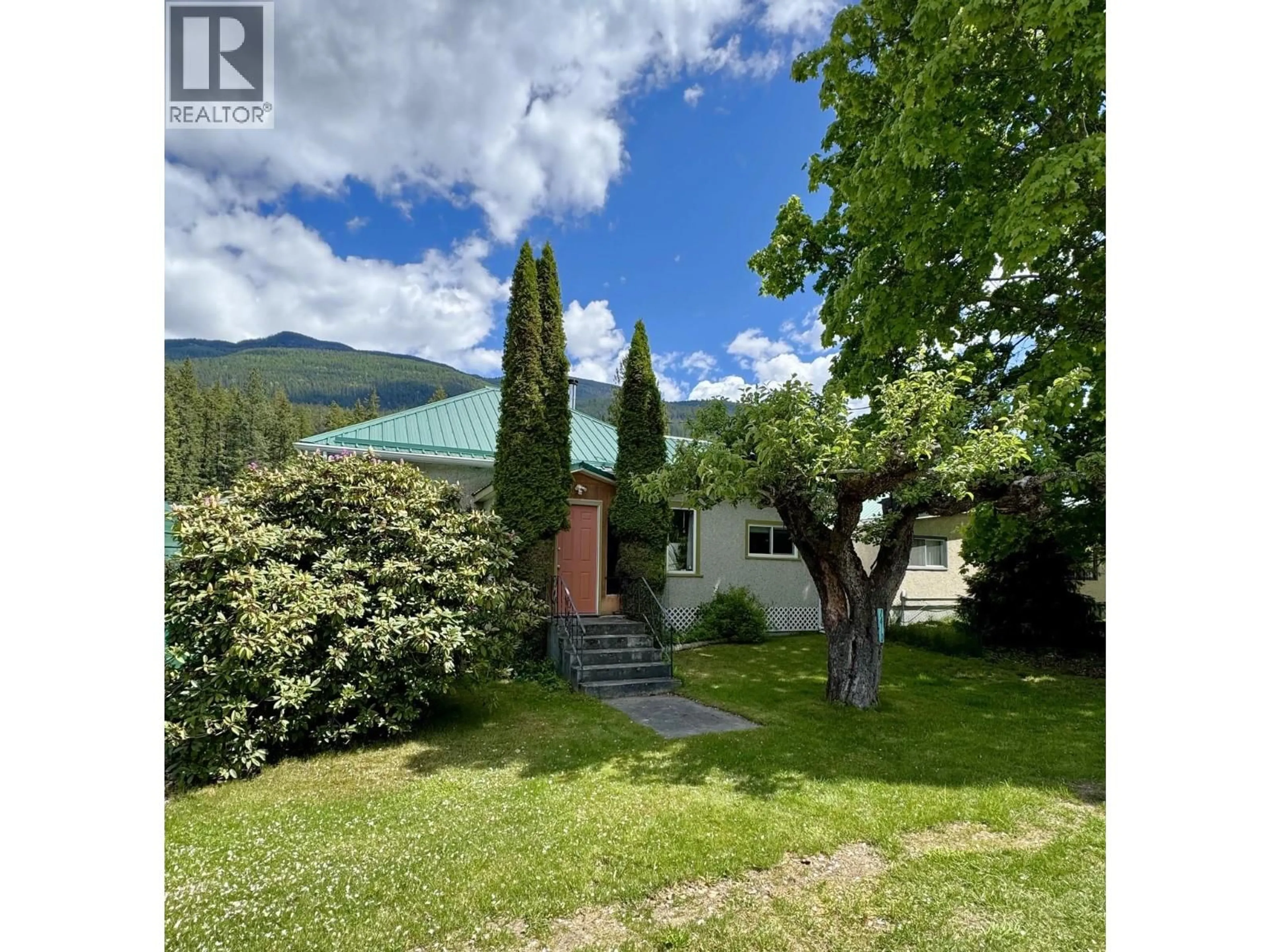 A pic from outside/outdoor area/front of a property/back of a property/a pic from drone, water/lake/river/ocean view for 1410 EASTMAN AVENUE, Riondel British Columbia V0B2B0