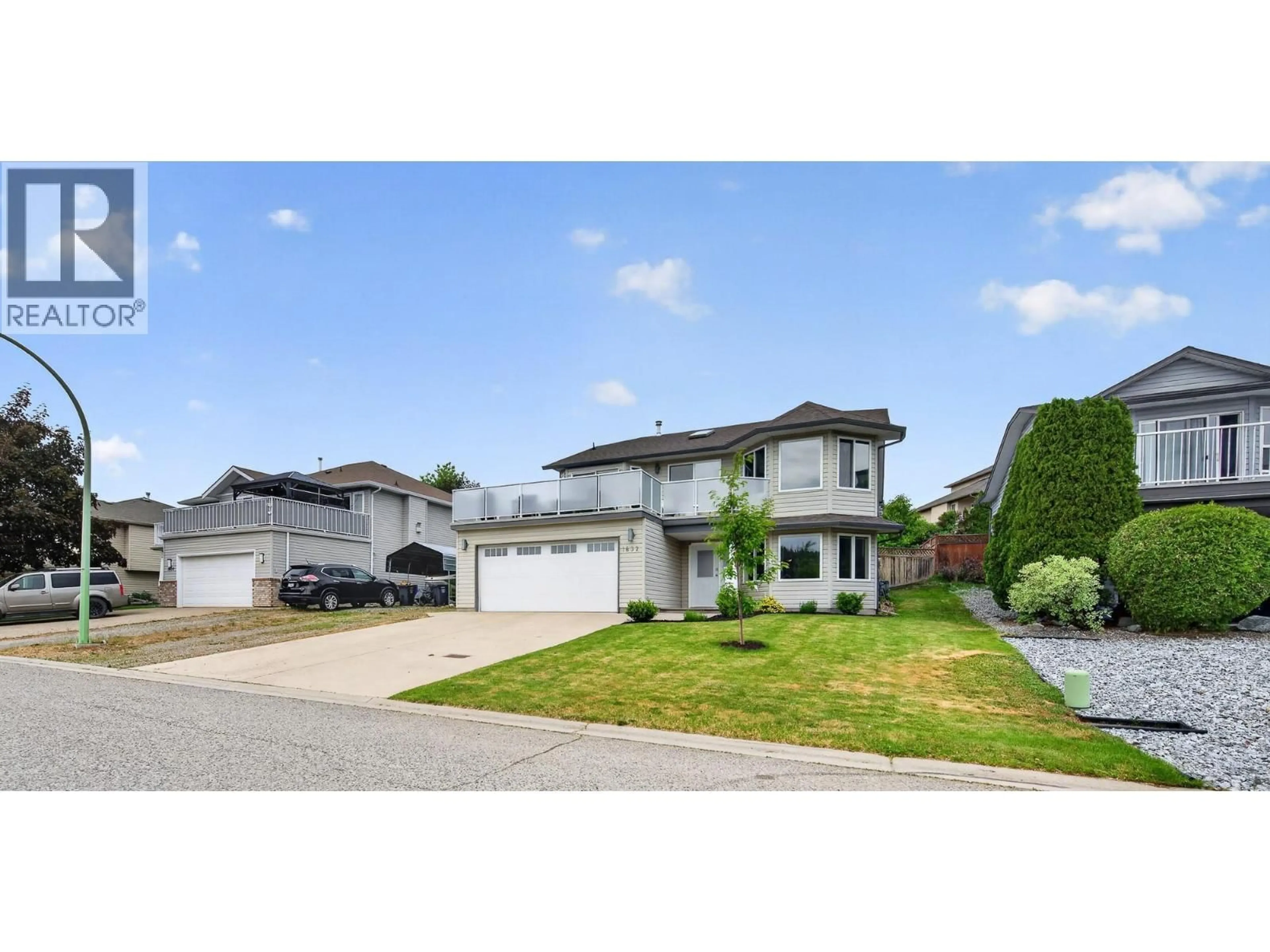A pic from outside/outdoor area/front of a property/back of a property/a pic from drone, street for 1632 FEEDHAM AVENUE, Kelowna British Columbia V1P1M8