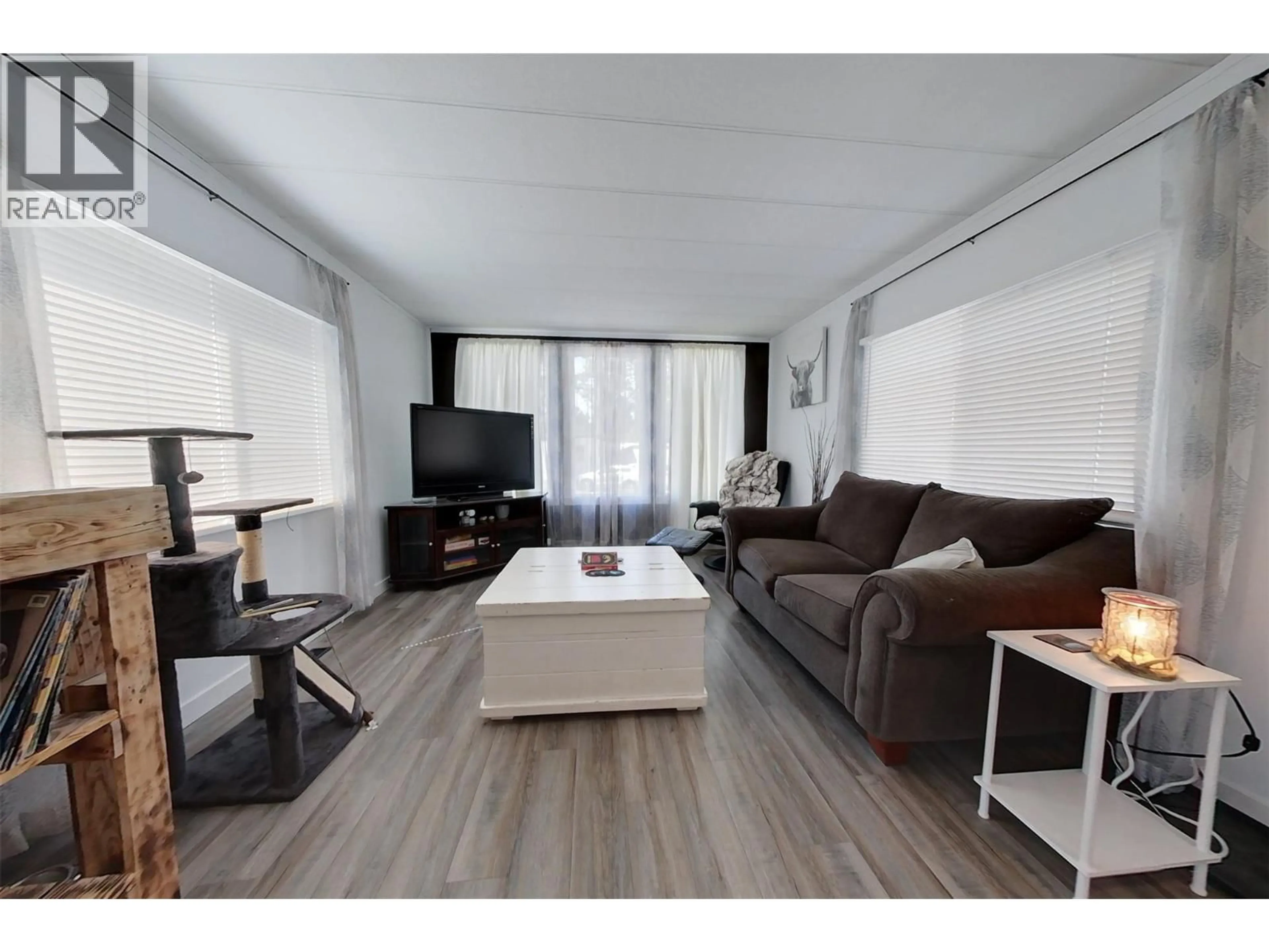 Living room with furniture, wood/laminate floor for 60 - 4086 STANDARD HILL ROAD, Cranbrook British Columbia V1C7B4