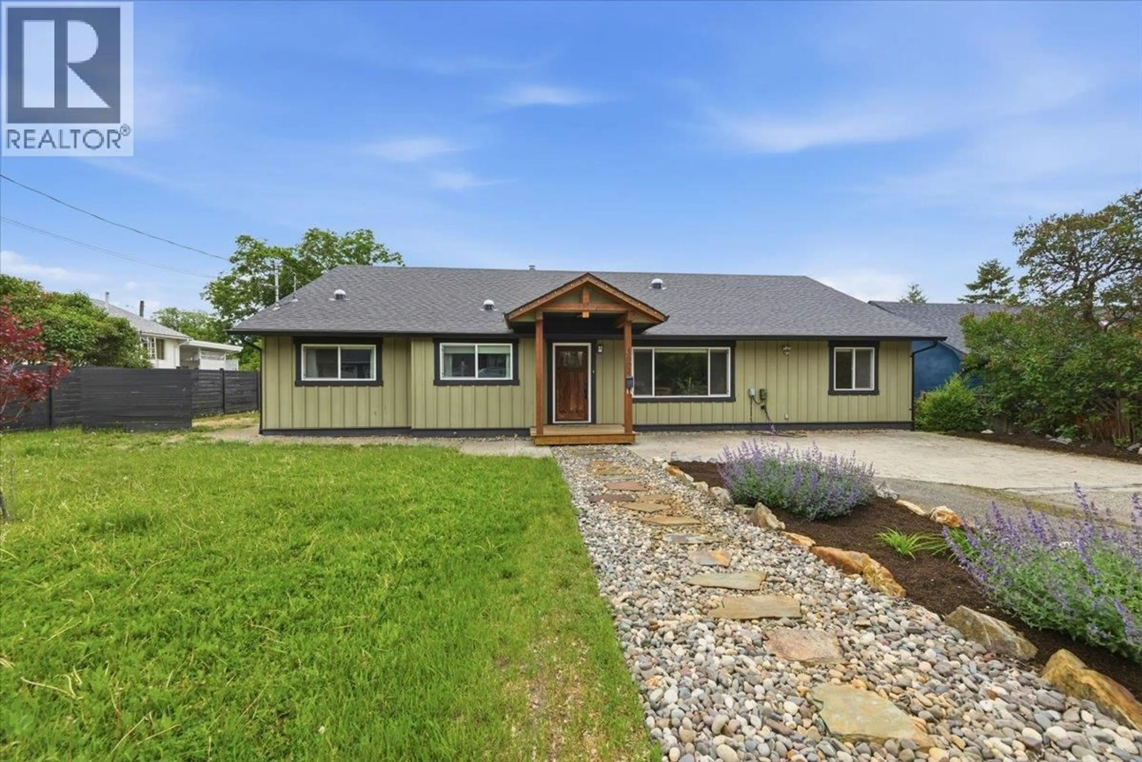 Home with vinyl exterior material, street for 3002 20TH STREET, Vernon British Columbia V1T4C5