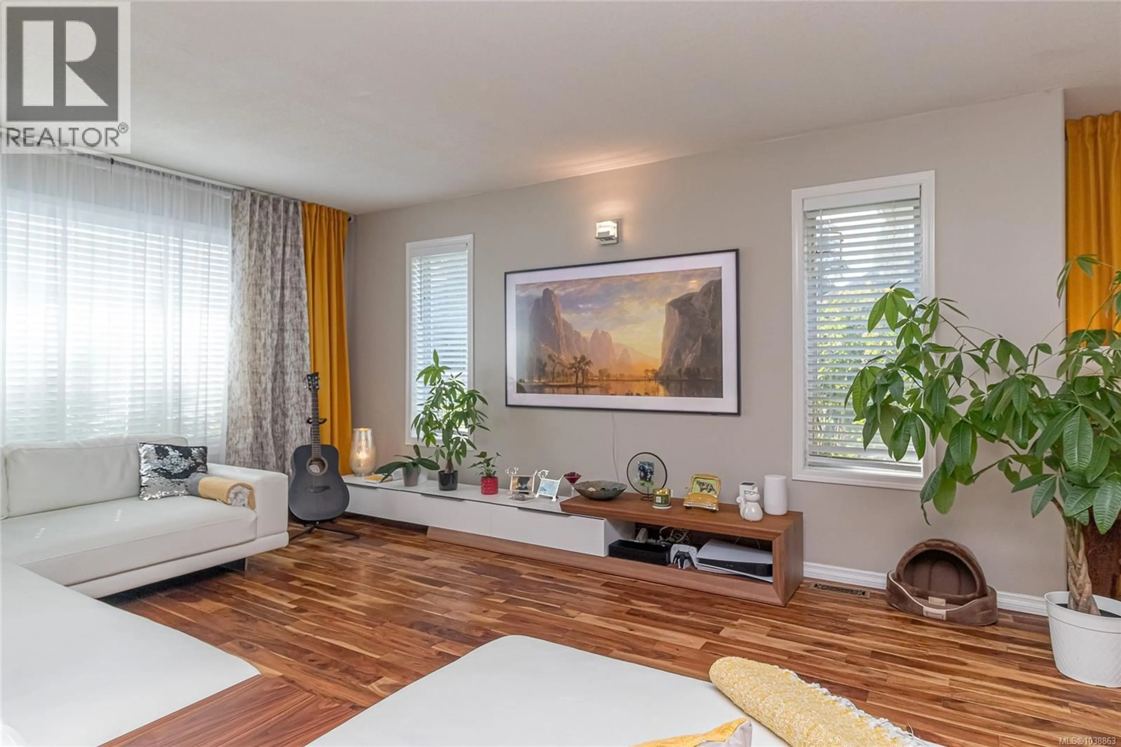 Living room with furniture, wood/laminate floor for 749 MARCHMONT ROAD, Duncan British Columbia V9L2L9