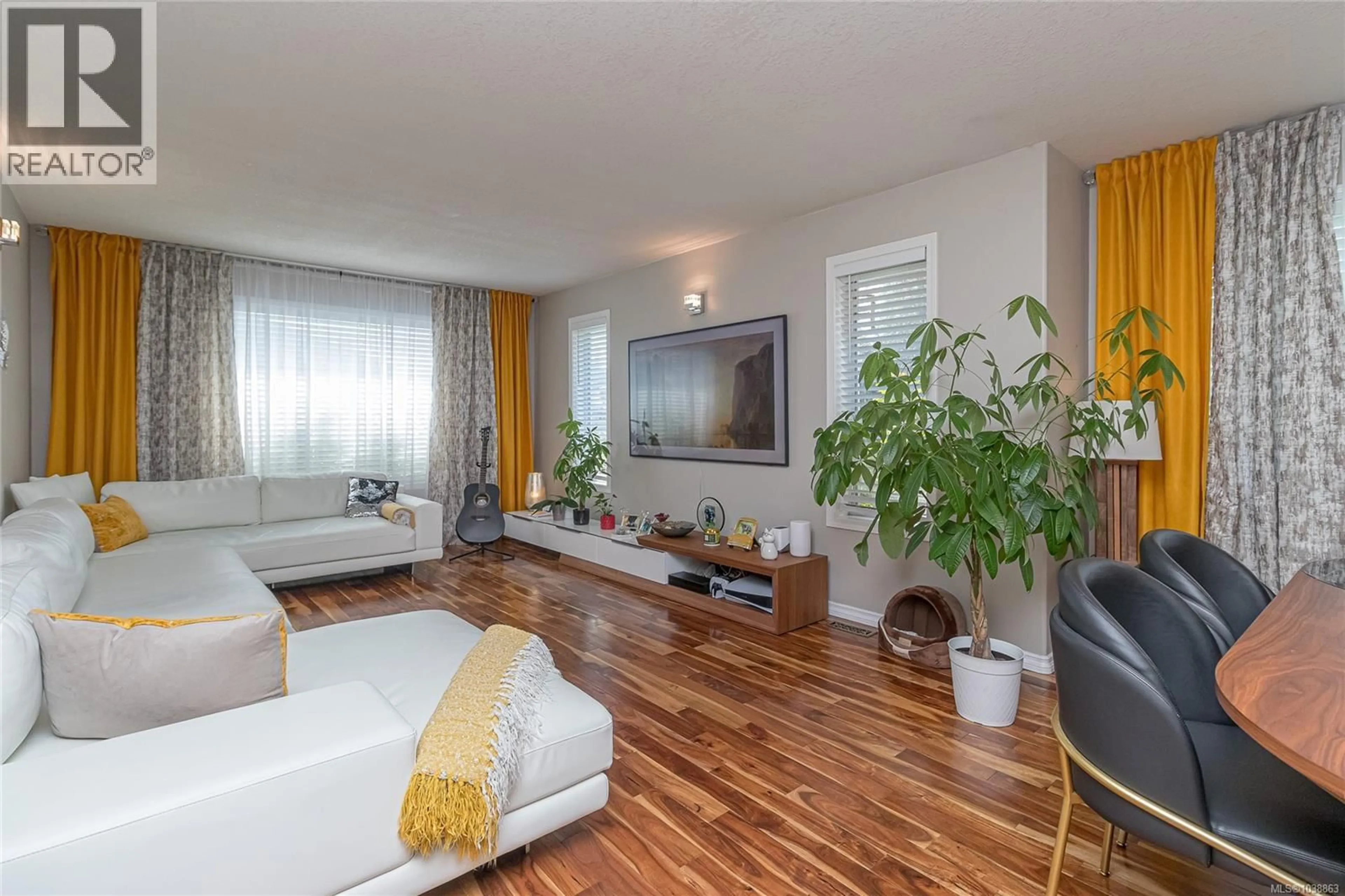 Living room with furniture, wood/laminate floor for 749 MARCHMONT ROAD, Duncan British Columbia V9L2L9