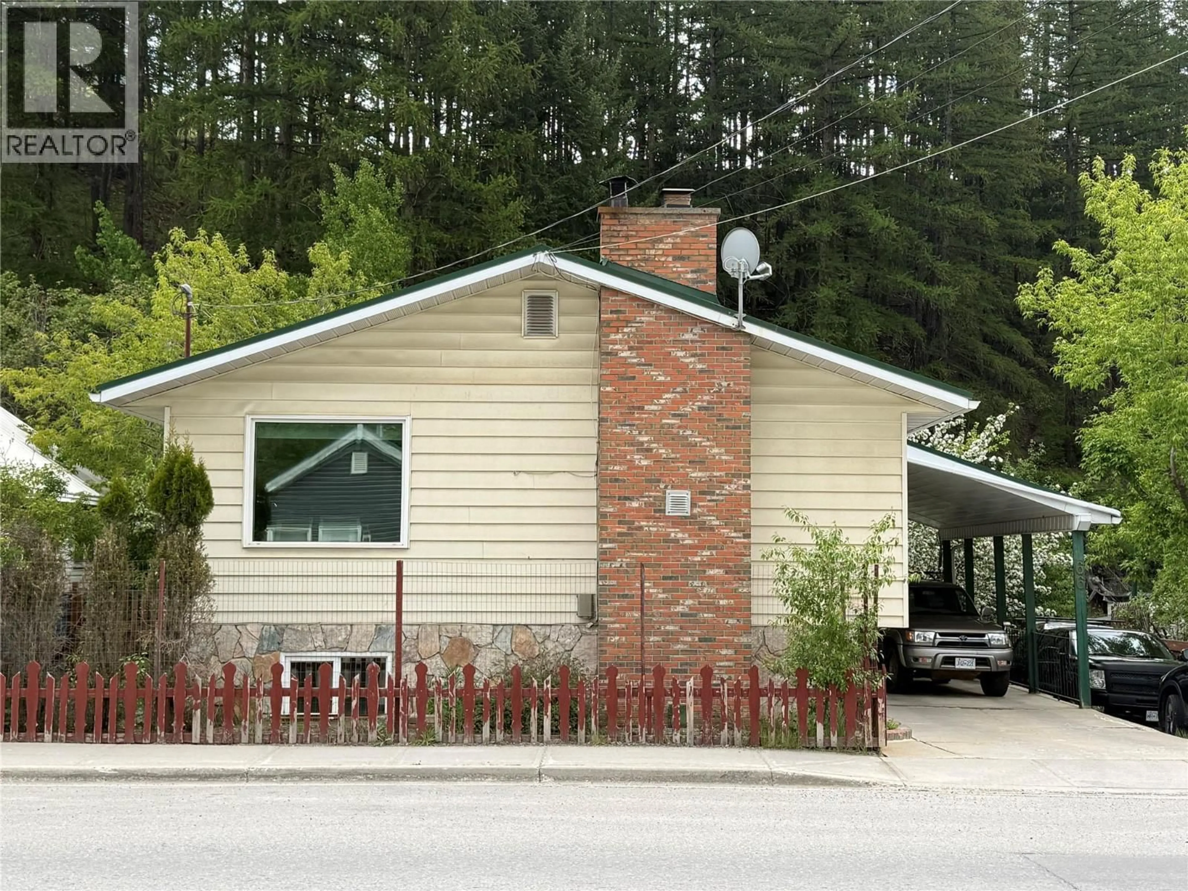 Home with vinyl exterior material, unknown for 66 WALLINGER AVENUE, Kimberley British Columbia V1A1Y5