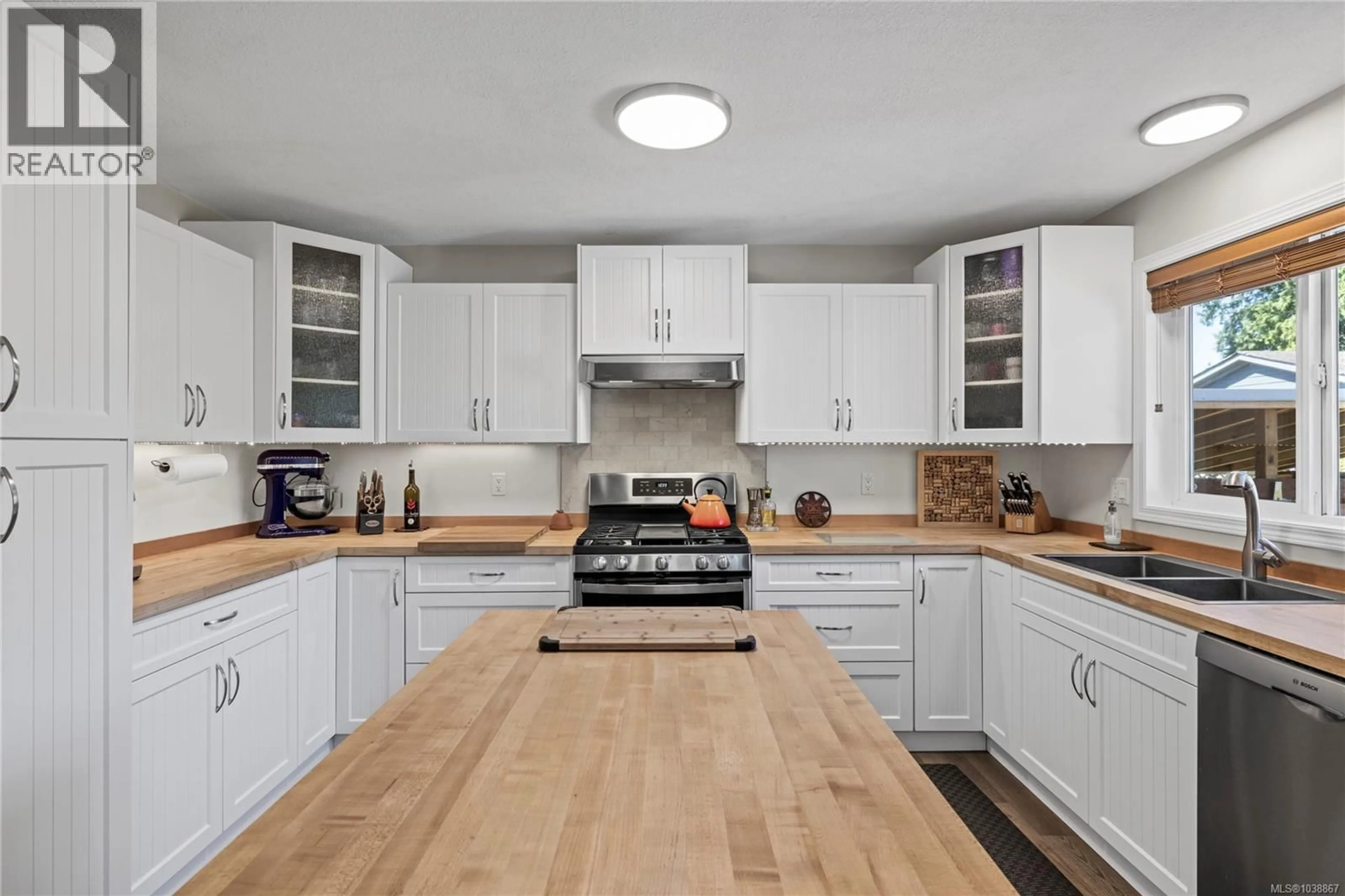 Open concept kitchen, unknown for 787 BARCLAY CRESCENT, French Creek British Columbia V9P1Z3