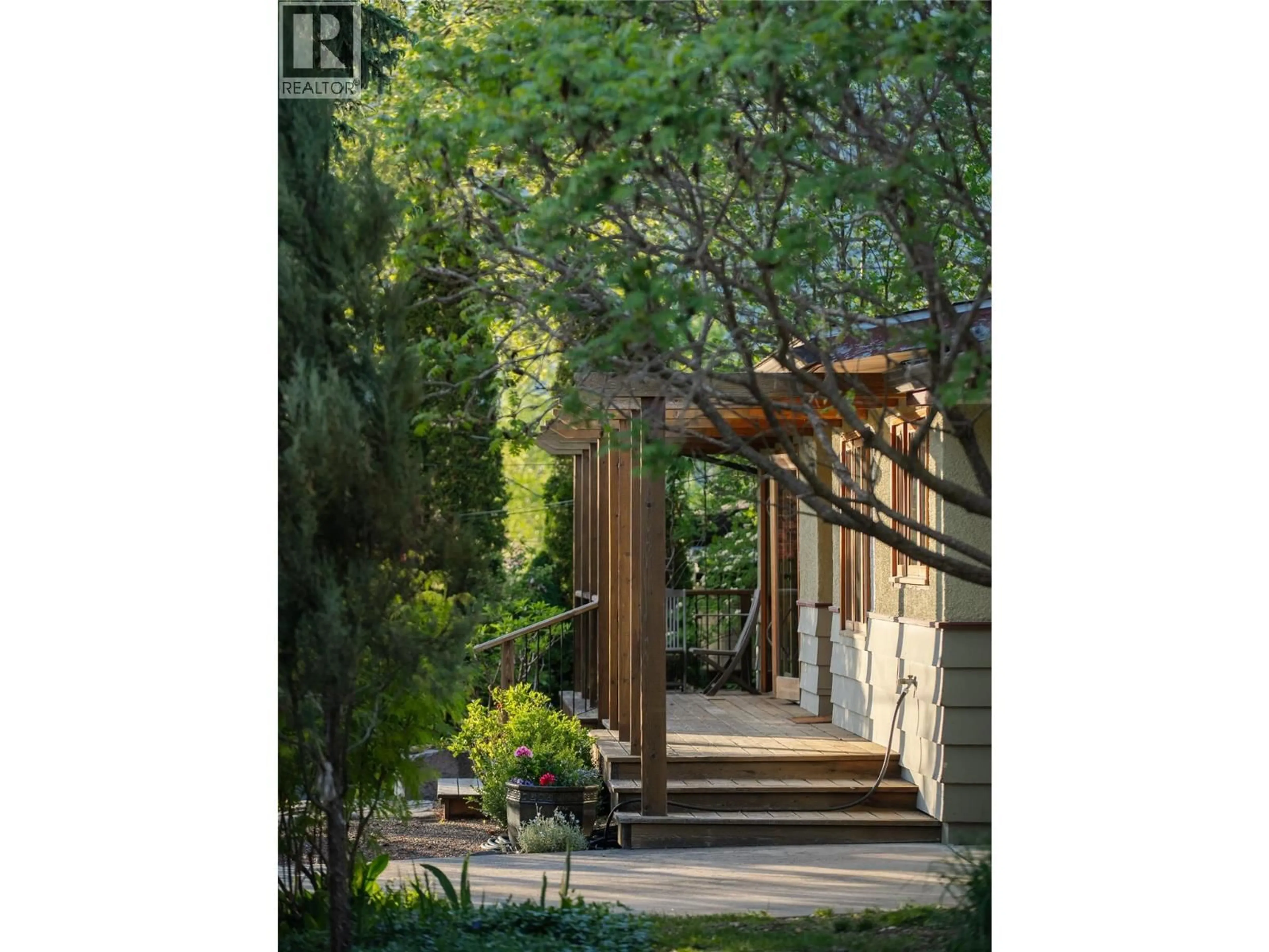 Indoor entryway for 1921 KOOTENAY STREET, Nelson British Columbia V1L1M5