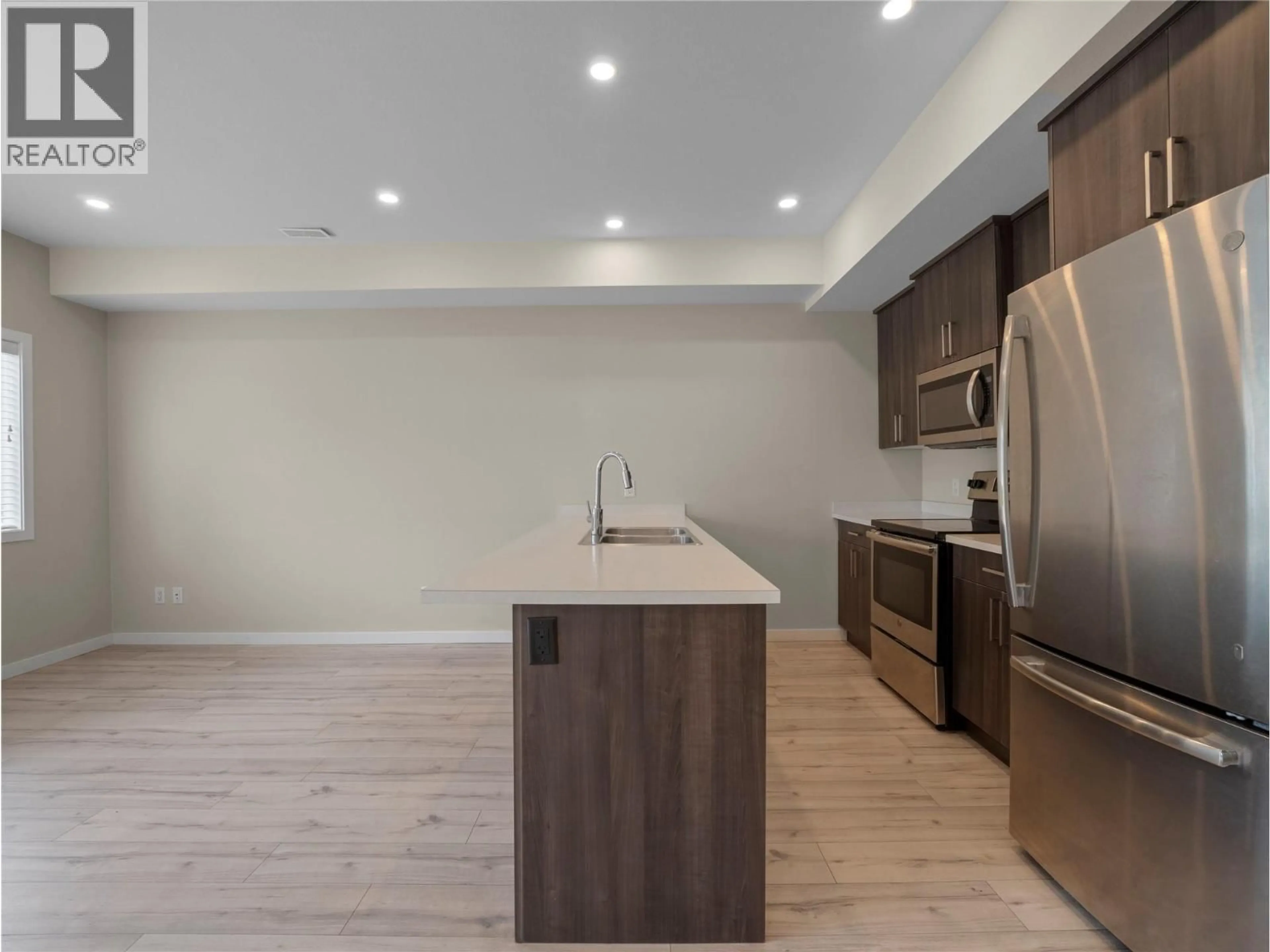 Open concept kitchen, wood/laminate floor for 15 - 2081 11 AVENUE NORTHEAST, Salmon Arm British Columbia V1E0G1