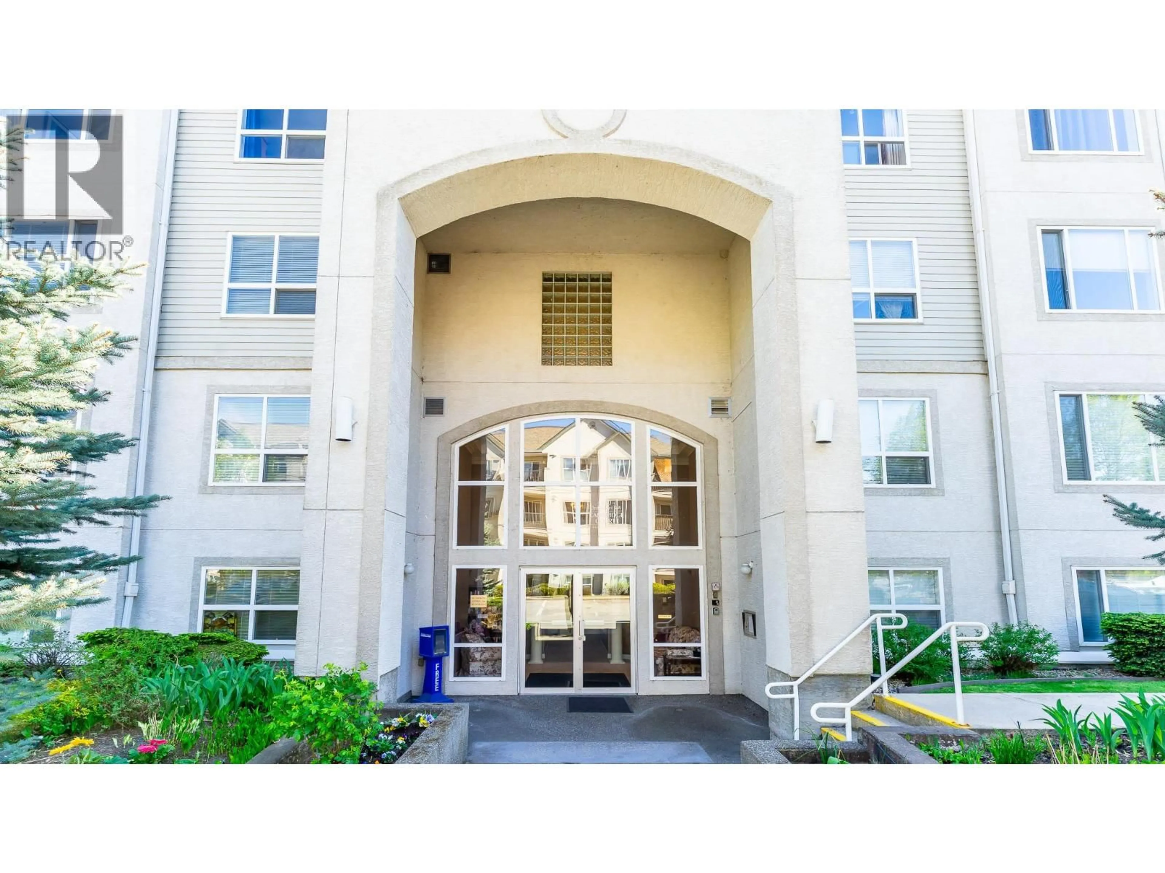 Indoor foyer for 408 - 650 THIRD STREET SOUTHWEST, Salmon Arm British Columbia V1E1P6