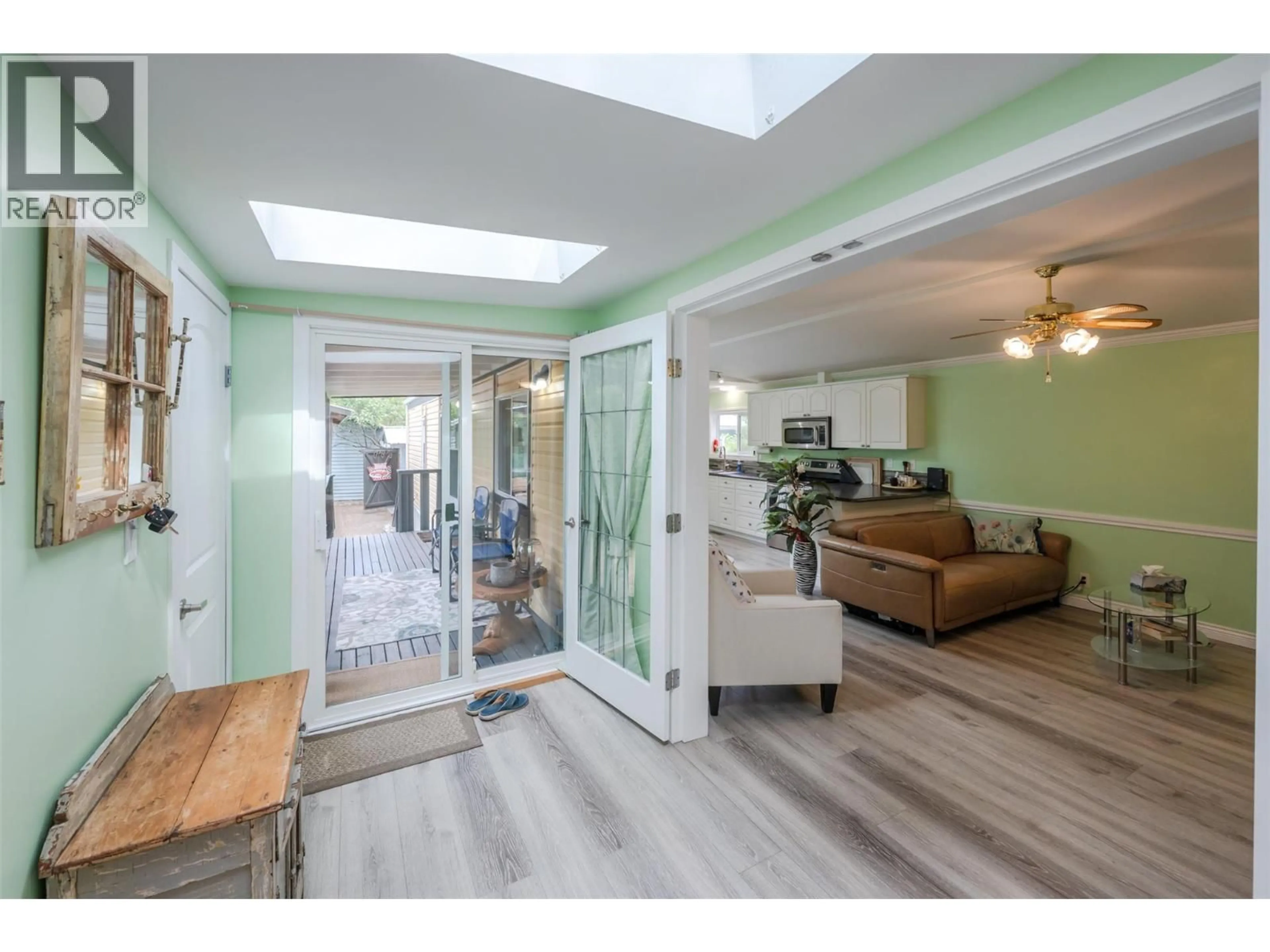 Indoor foyer for 77 - 8487 97 HIGHWAY, Oliver British Columbia V0H1T2