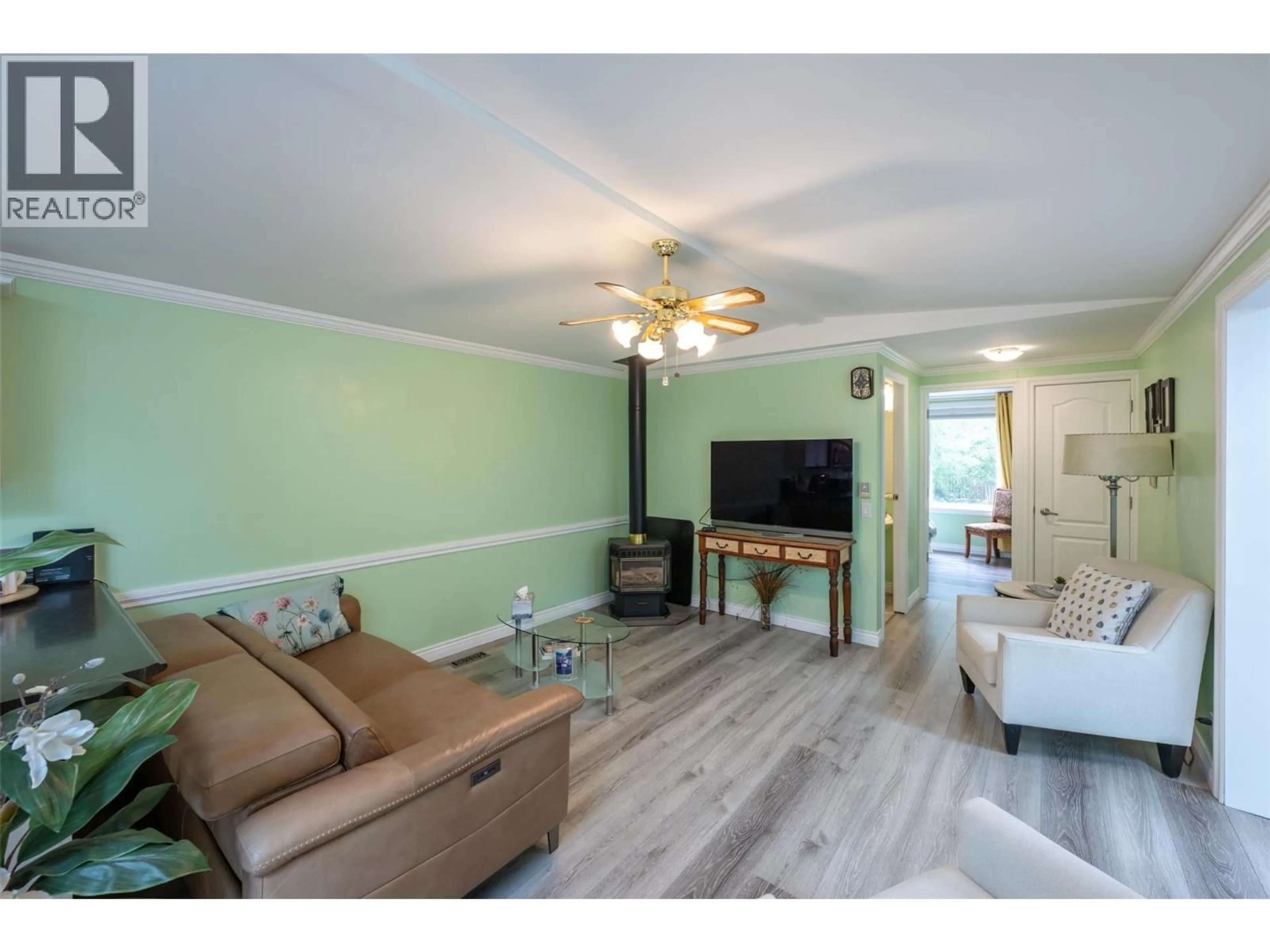 Living room with furniture, wood/laminate floor for 77 - 8487 97 HIGHWAY, Oliver British Columbia V0H1T2