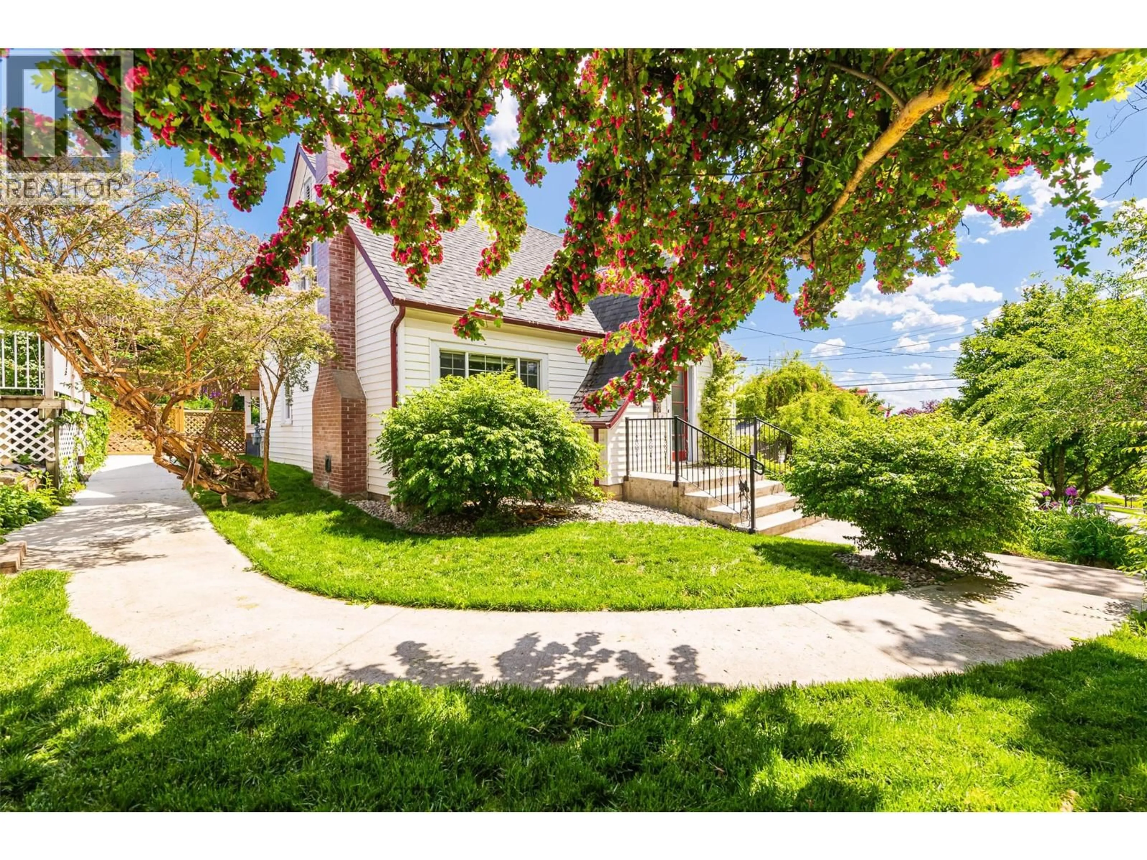 A pic from outside/outdoor area/front of a property/back of a property/a pic from drone, street for 306 10TH AVENUE NORTH, Creston British Columbia V0B1G0