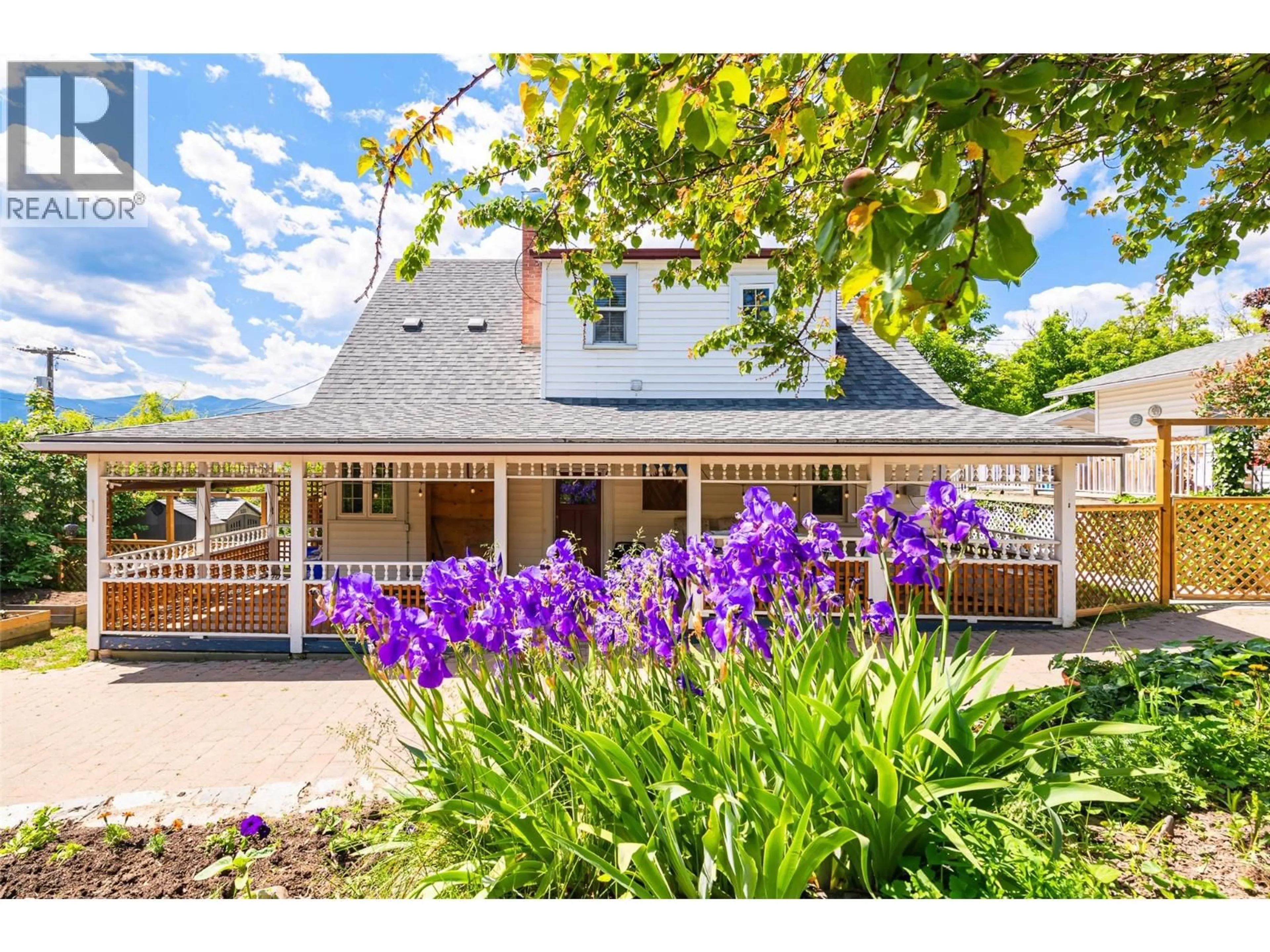 A pic from outside/outdoor area/front of a property/back of a property/a pic from drone, street for 306 10TH AVENUE NORTH, Creston British Columbia V0B1G0