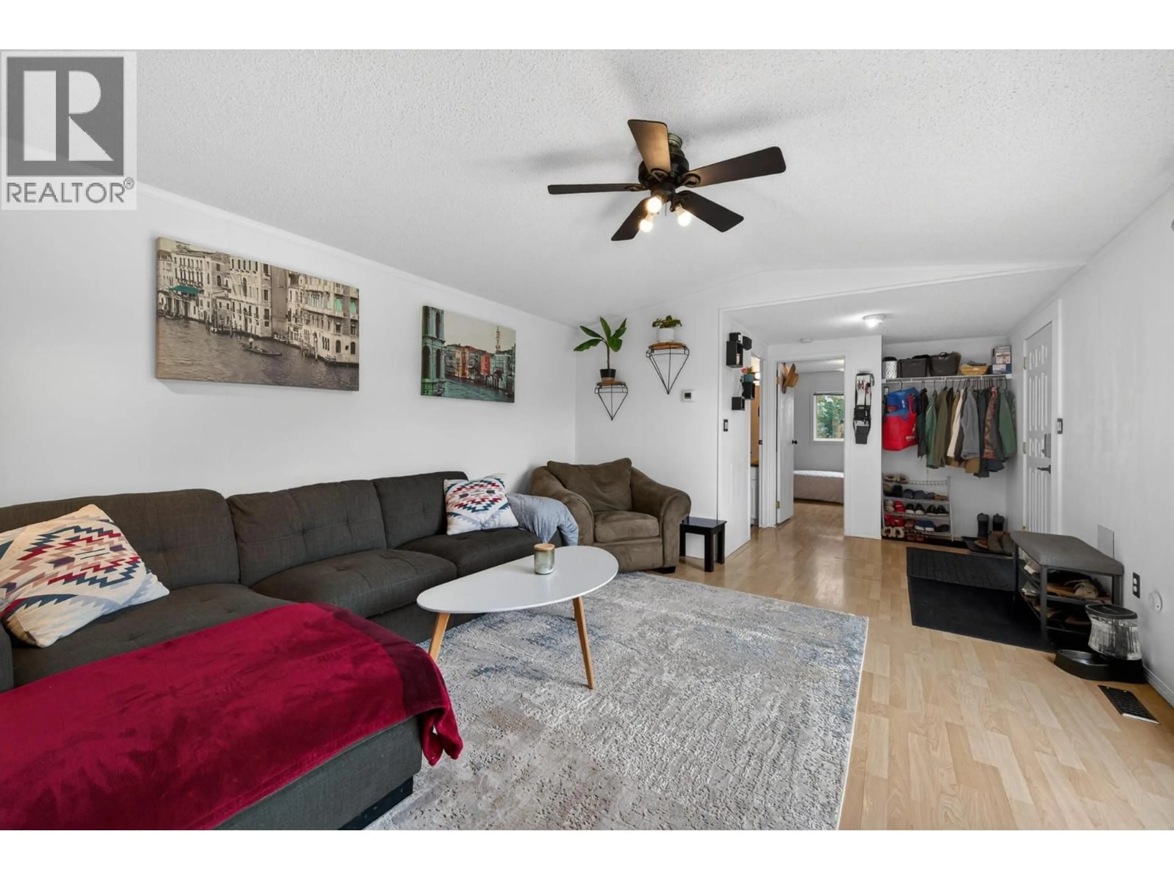 Living room with furniture, wood/laminate floor for 16 - 2815 PRINCETON KAML HIGHWAY, Kamloops British Columbia V2E1S4