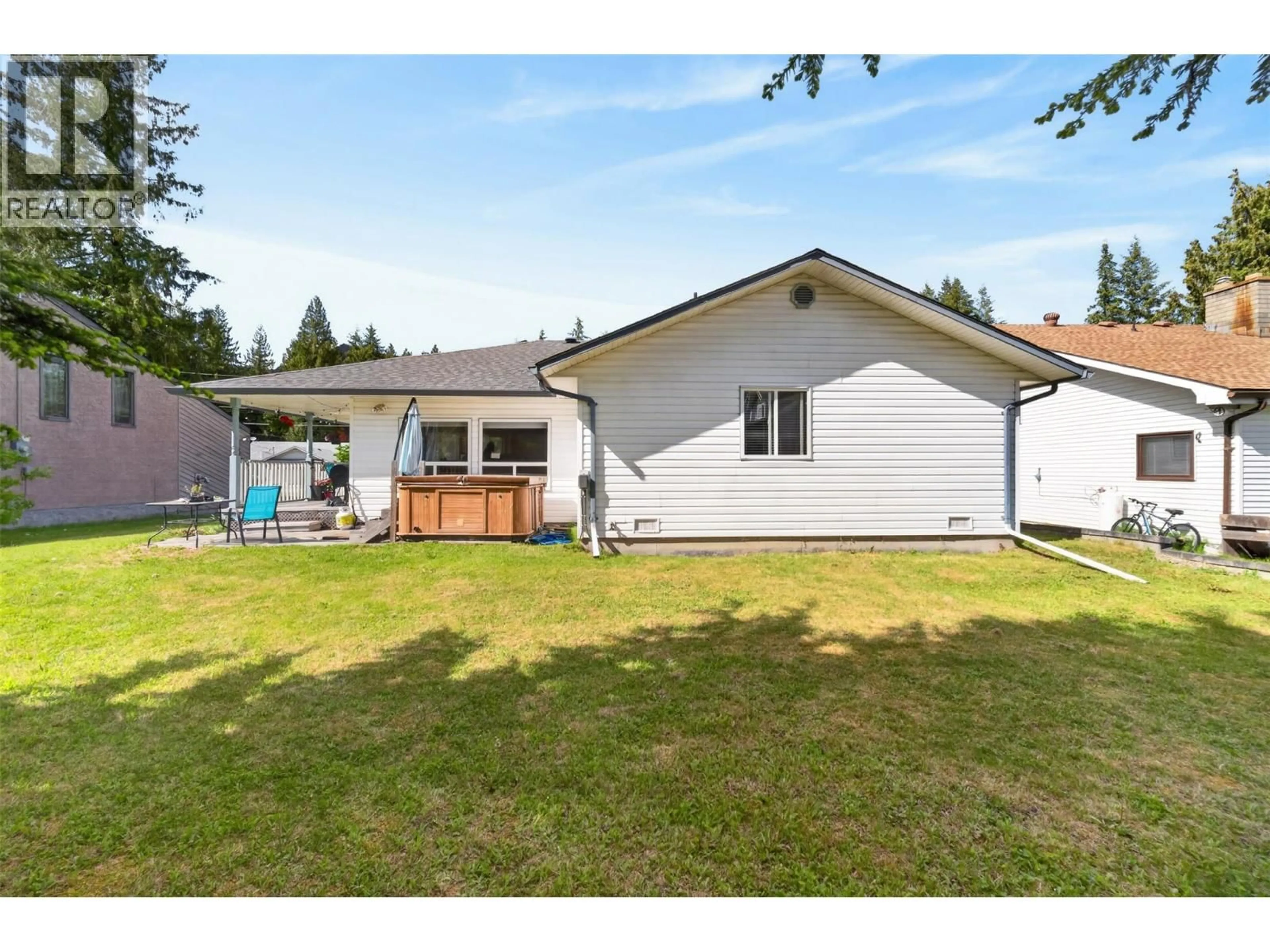 A pic from outside/outdoor area/front of a property/back of a property/a pic from drone, unknown for 313 HEMLOCK CRESCENT NORTH, Sicamous British Columbia V0E2V1
