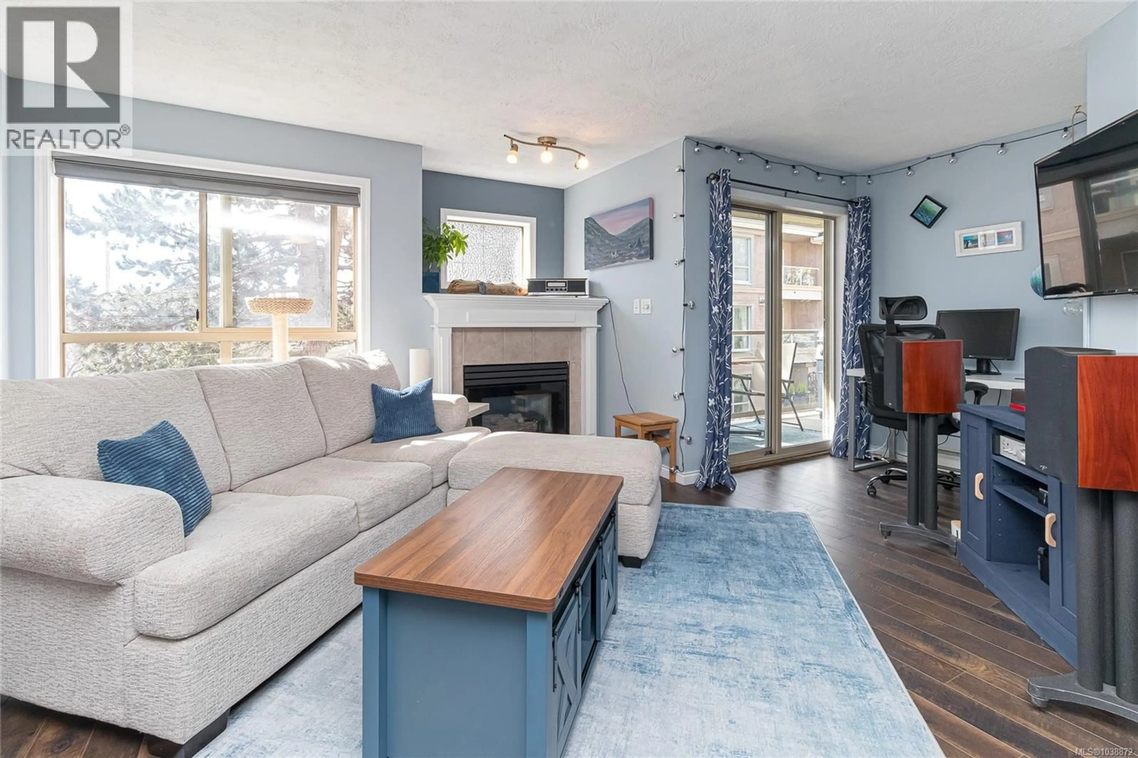 Living room with furniture, wood/laminate floor for 309 - 1025 MEARES STREET, Victoria British Columbia V8V3J7