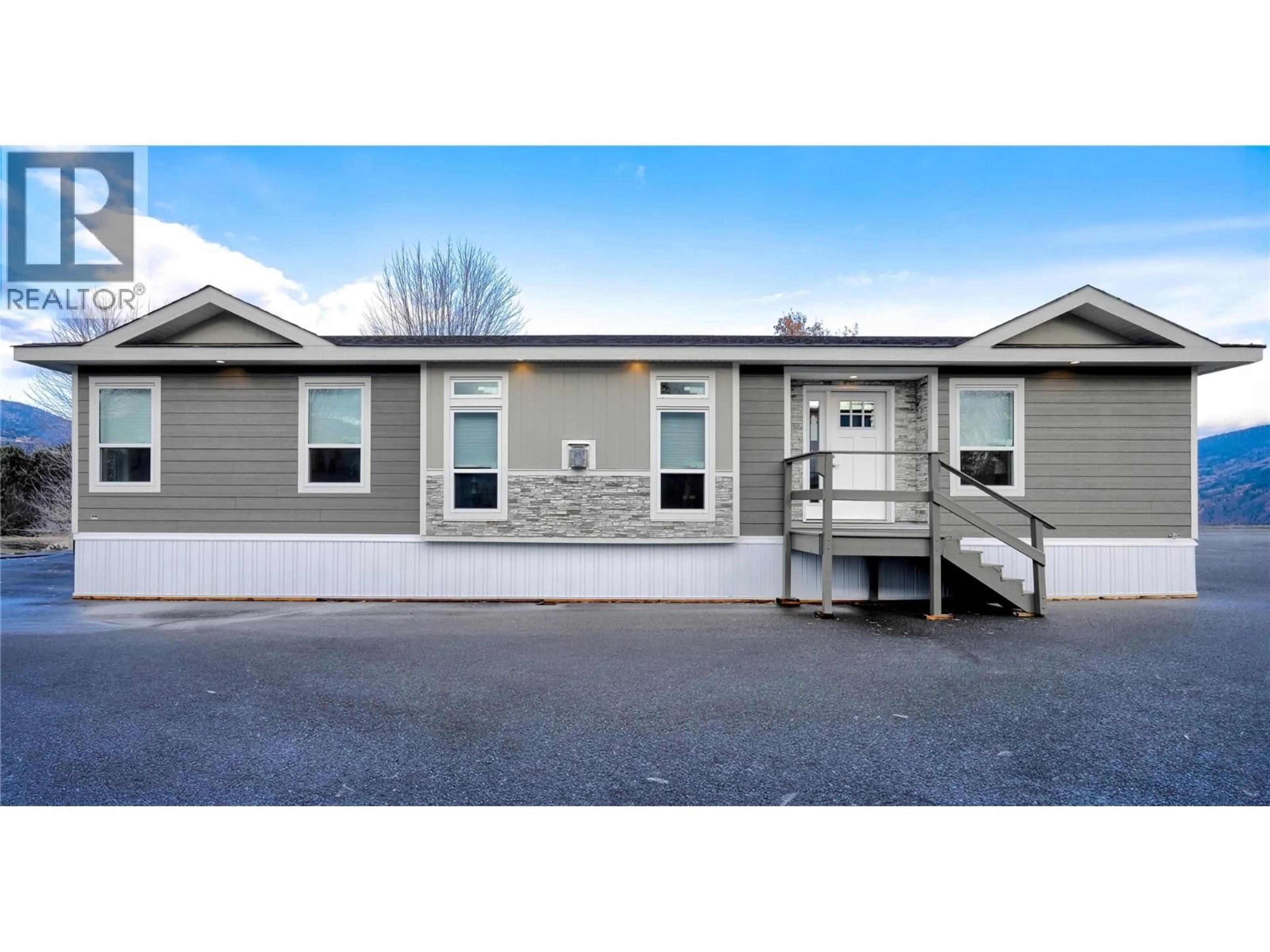 Home with vinyl exterior material, building for 11 - 321 YORKTON AVENUE, AVENUE, Penticton British Columbia V2A3V6