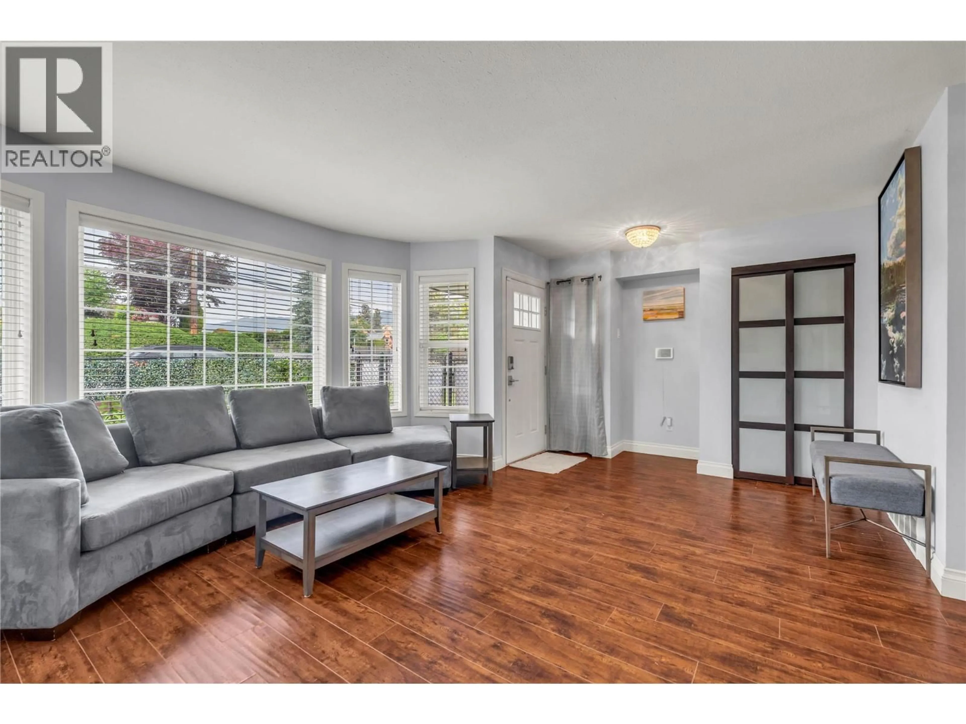 Living room with furniture, wood/laminate floor for 101 - 336 VANCOUVER AVENUE, Penticton British Columbia V2A1A5