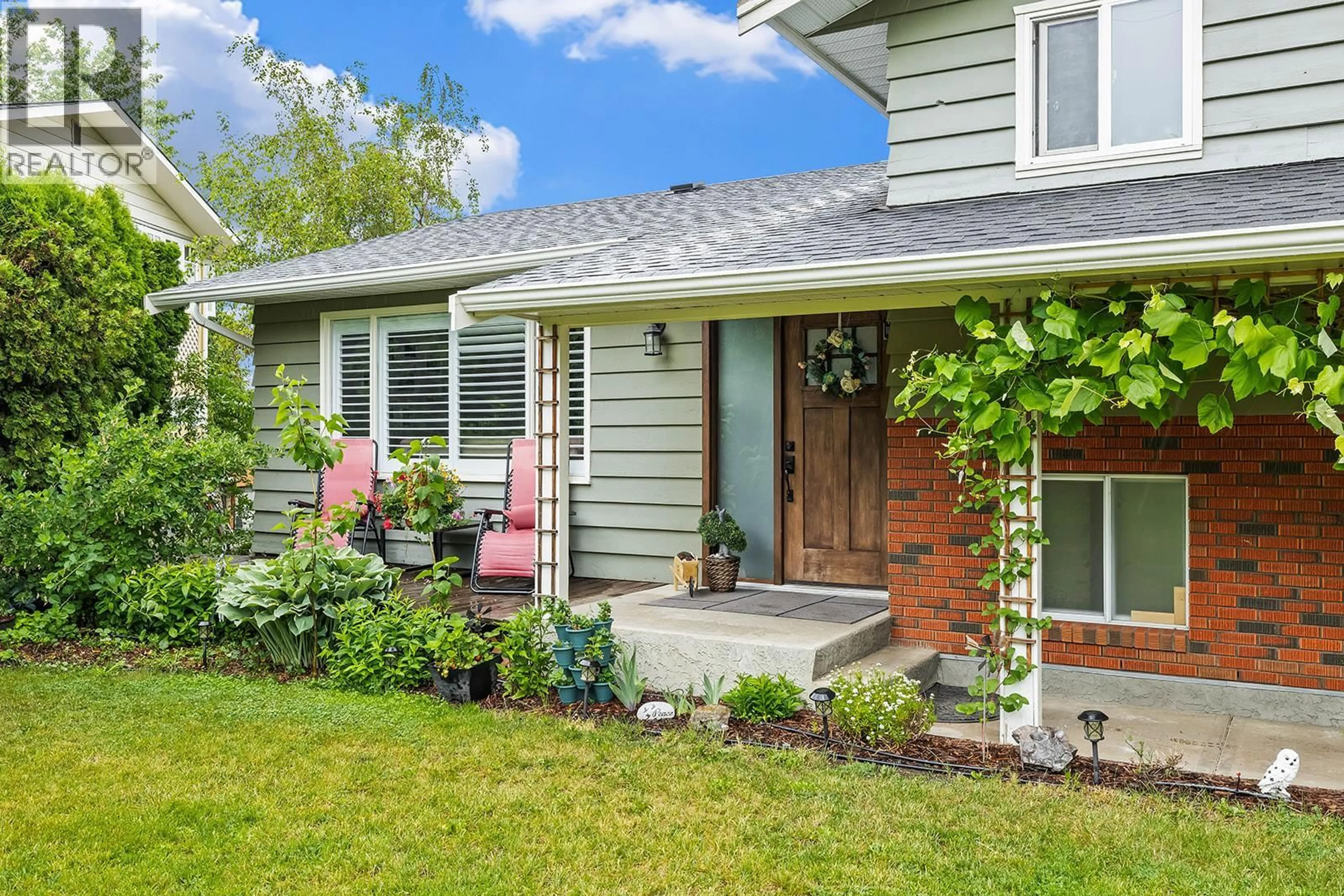 Home with vinyl exterior material, street for 10108 KEL VERN CRESCENT, Lake Country British Columbia V4V1L3