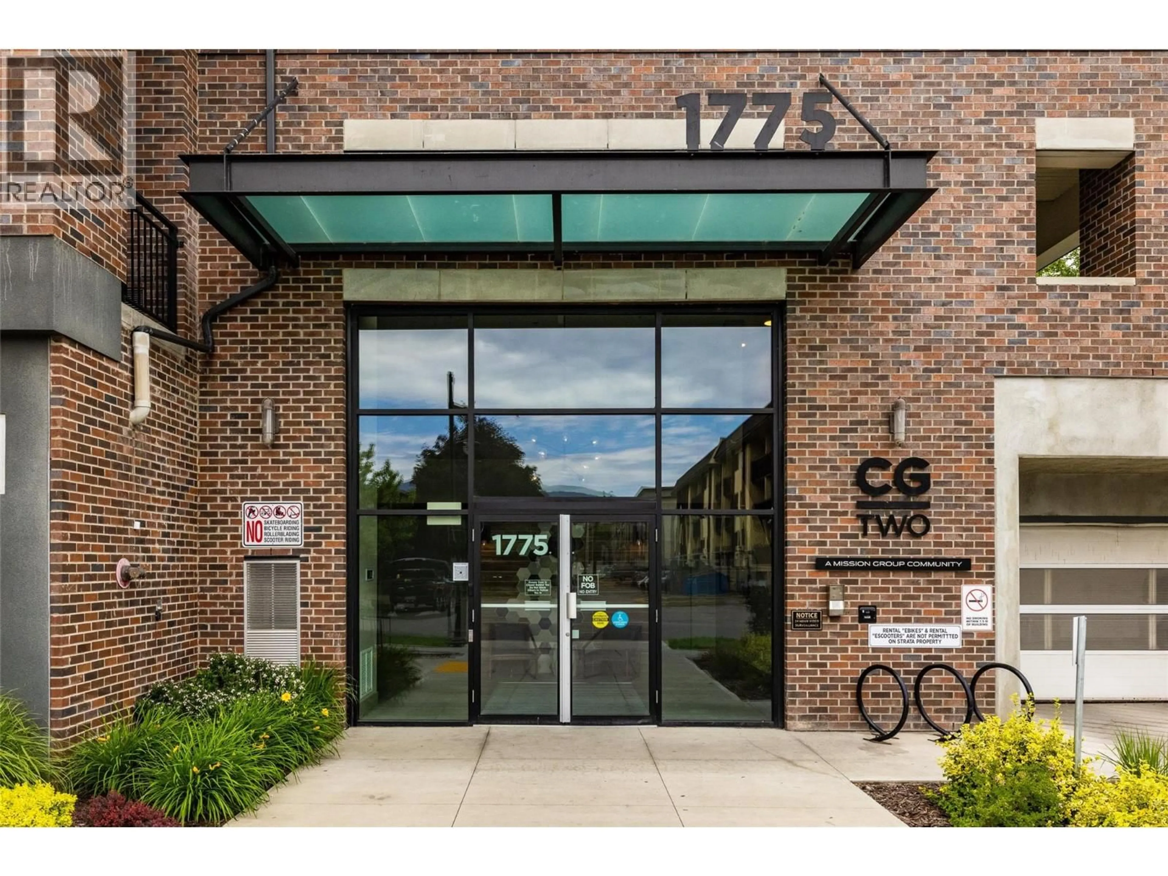 Indoor foyer for 101 - 1775 CHAPMAN PLACE, Kelowna British Columbia V1Y0G3